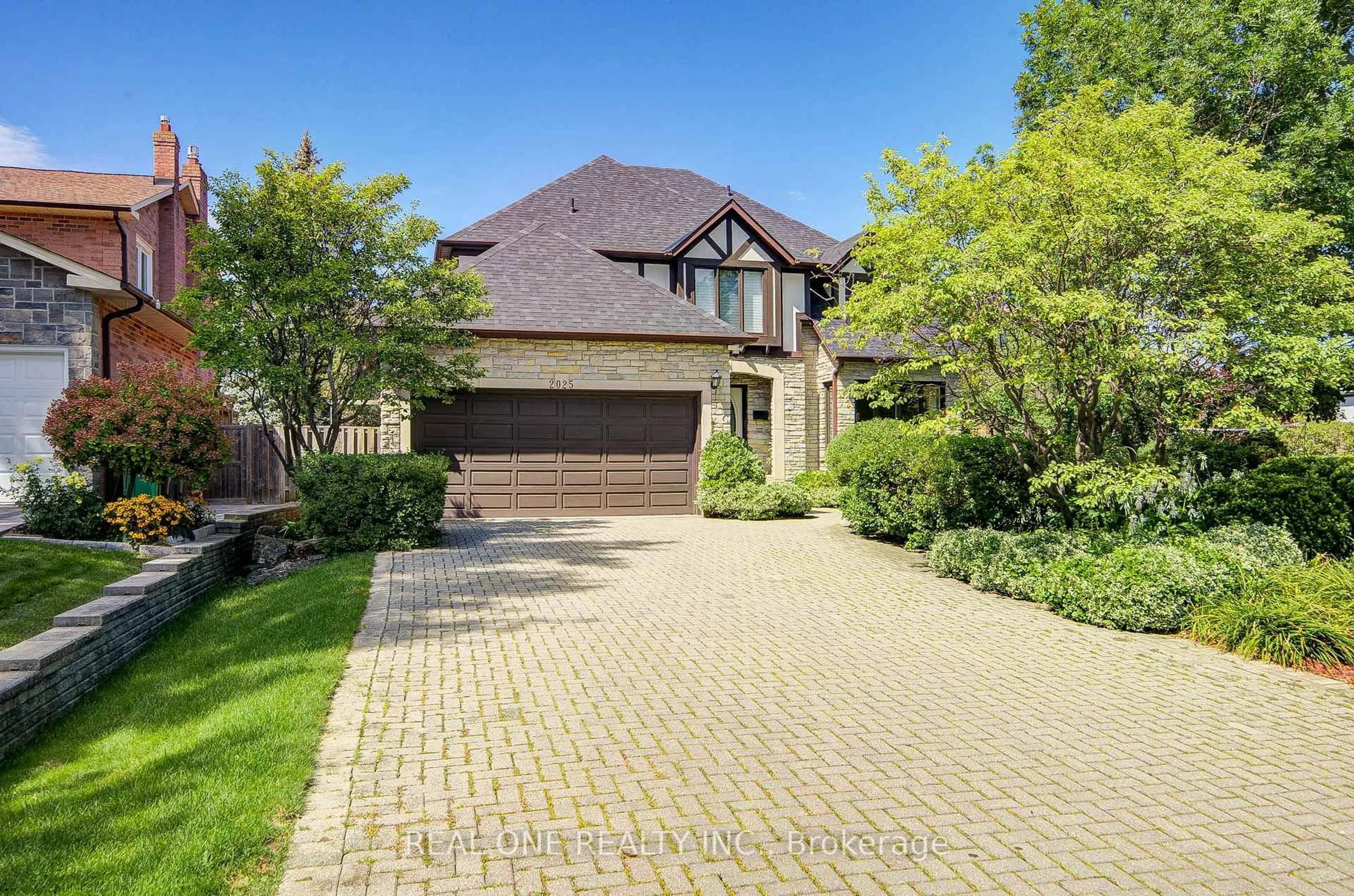 Home with brick exterior material, street for 2025 BURBANK Dr, Mississauga Ontario L5L 2T6