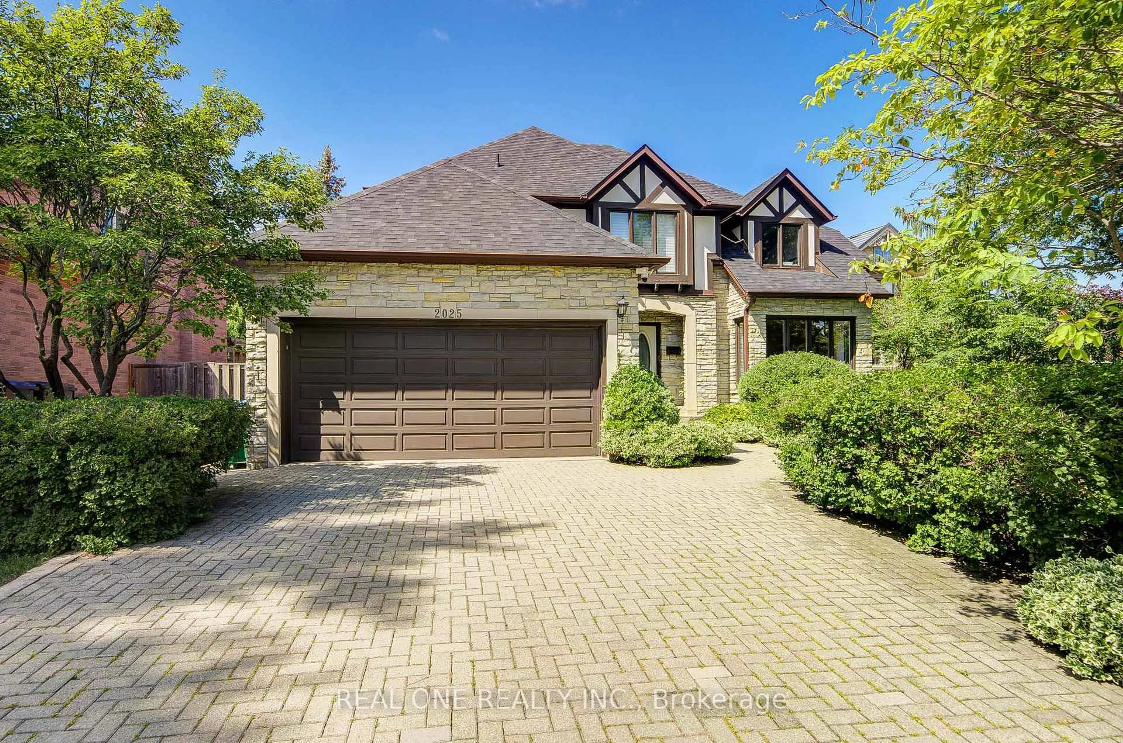 Home with brick exterior material, street for 2025 BURBANK Dr, Mississauga Ontario L5L 2T6