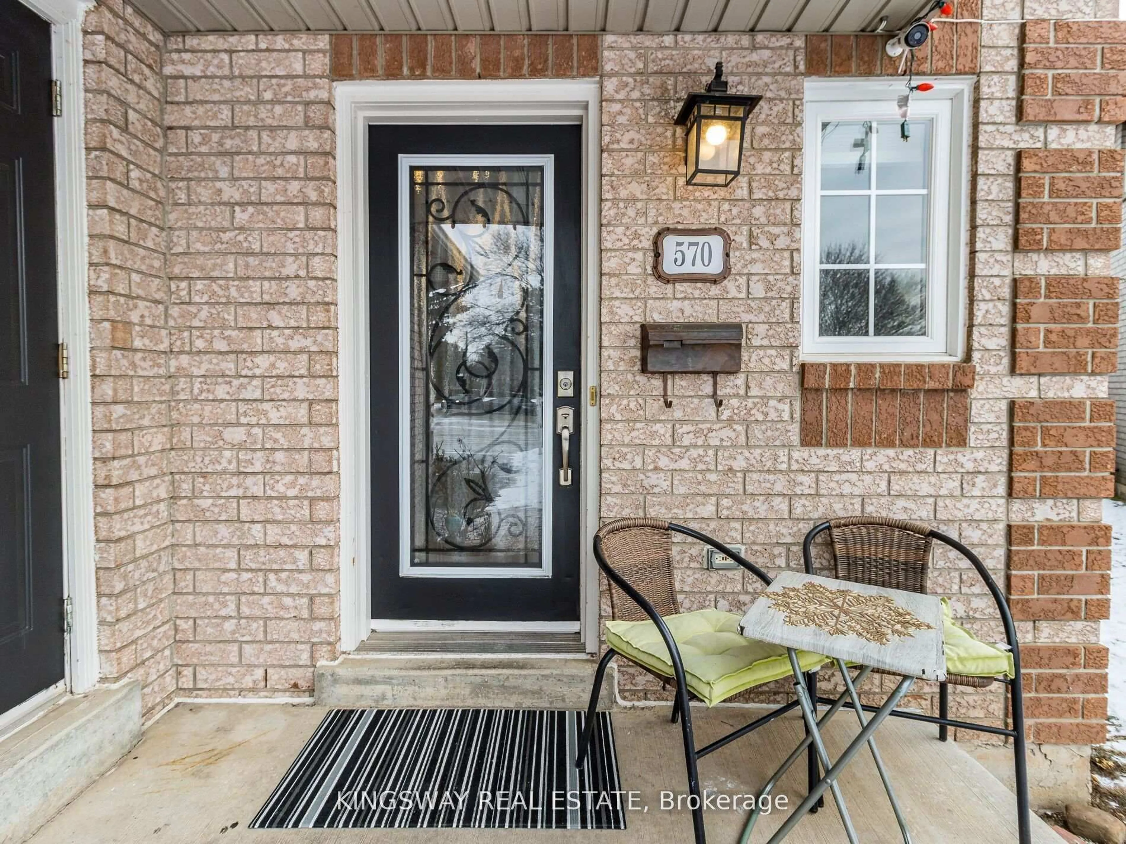 Indoor entryway for 570 Enfield Rd, Burlington Ontario L7T 2X5