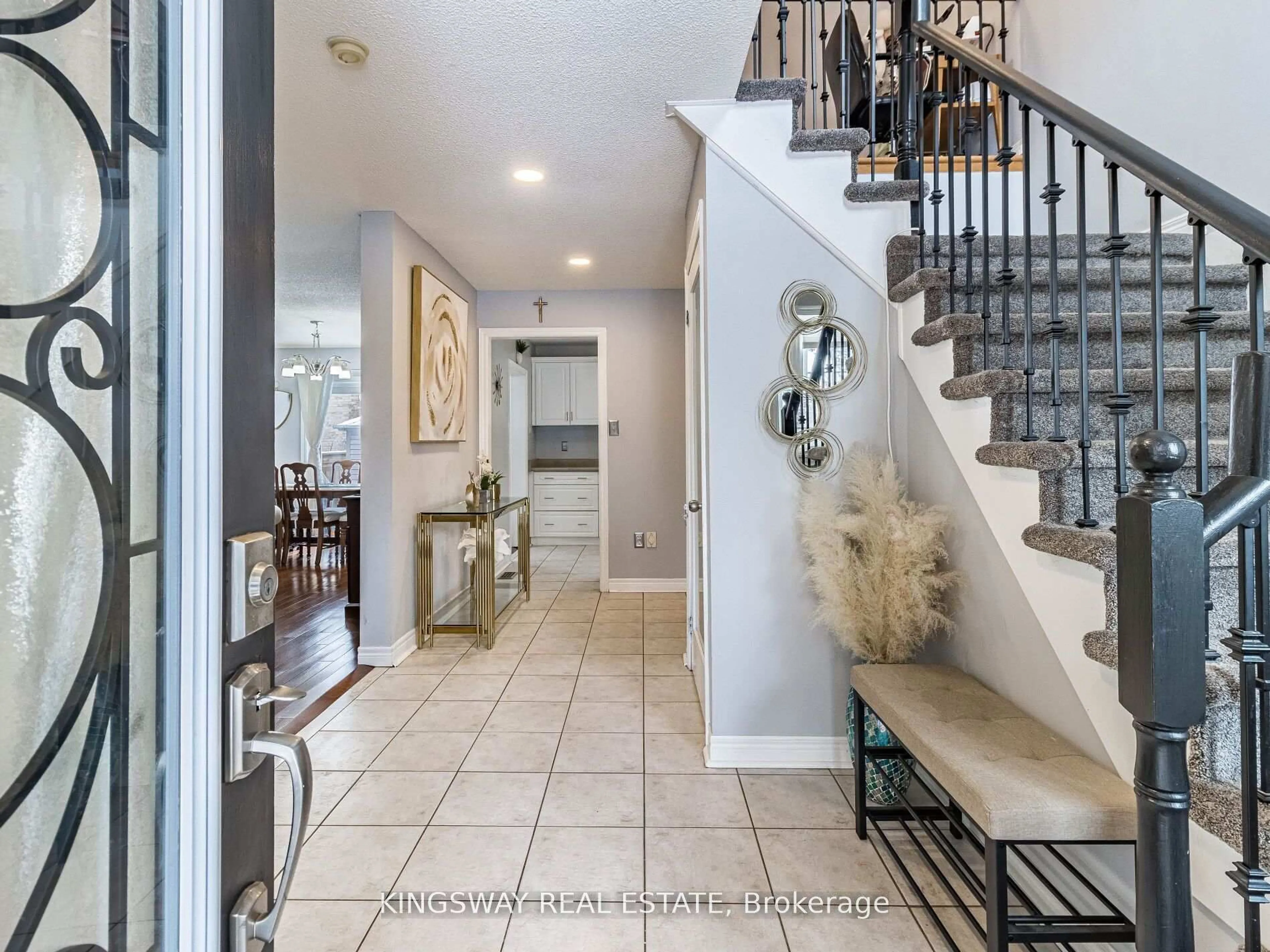 Indoor entryway for 570 Enfield Rd, Burlington Ontario L7T 2X5