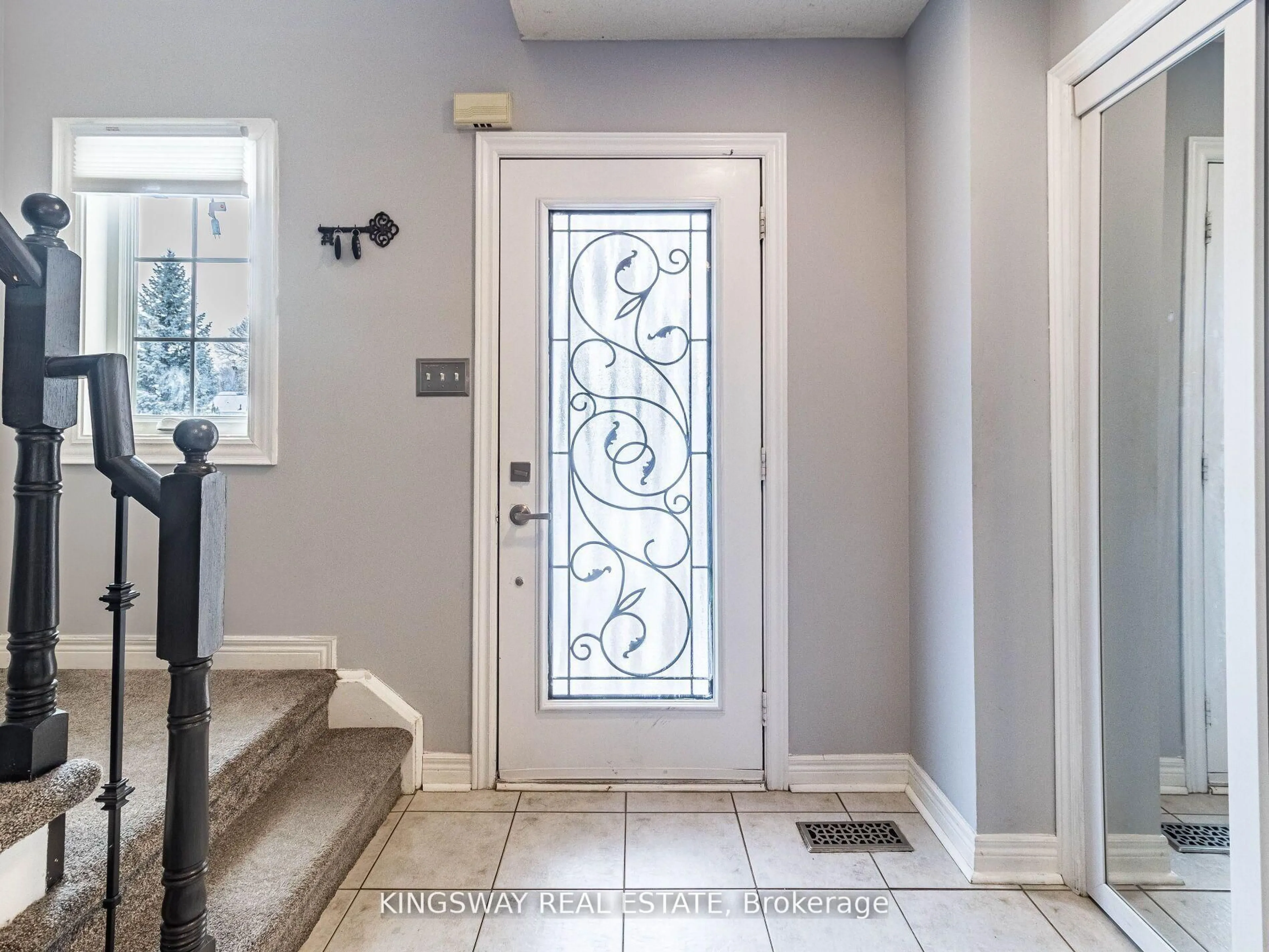 Indoor entryway for 570 Enfield Rd, Burlington Ontario L7T 2X5