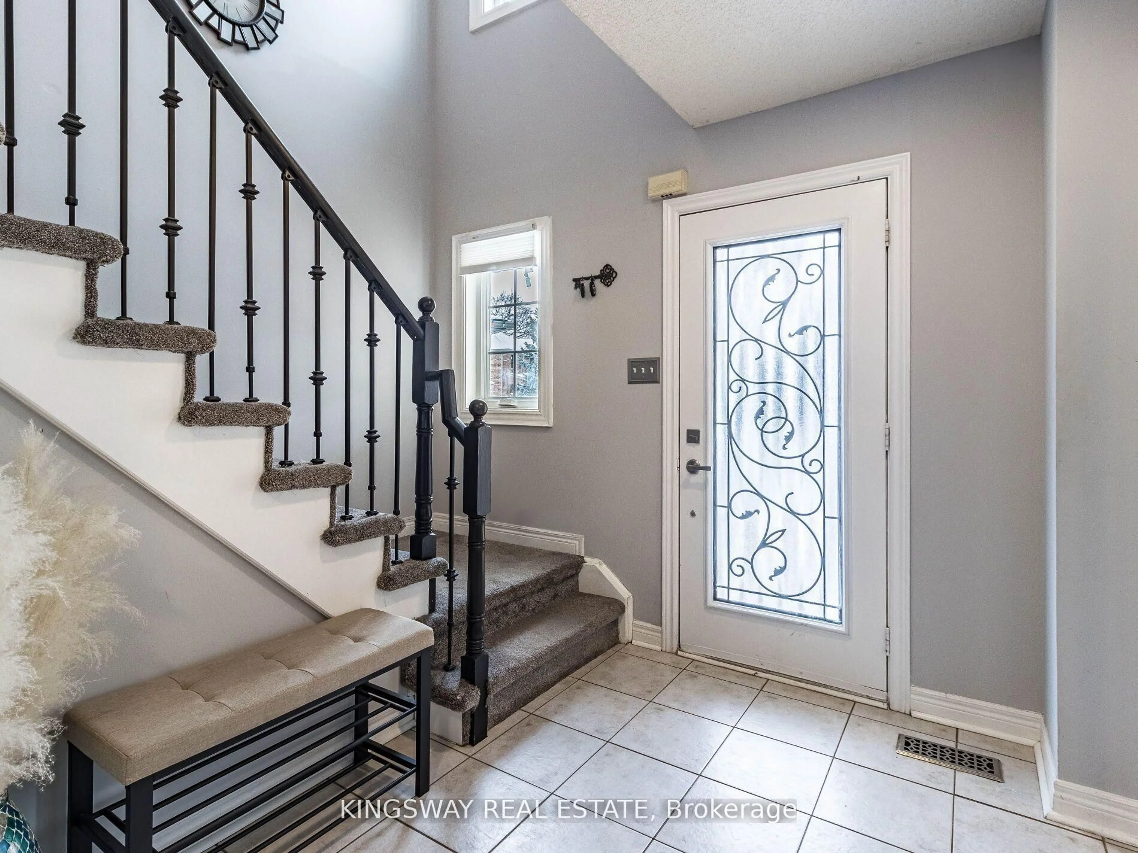 Indoor entryway for 570 Enfield Rd, Burlington Ontario L7T 2X5