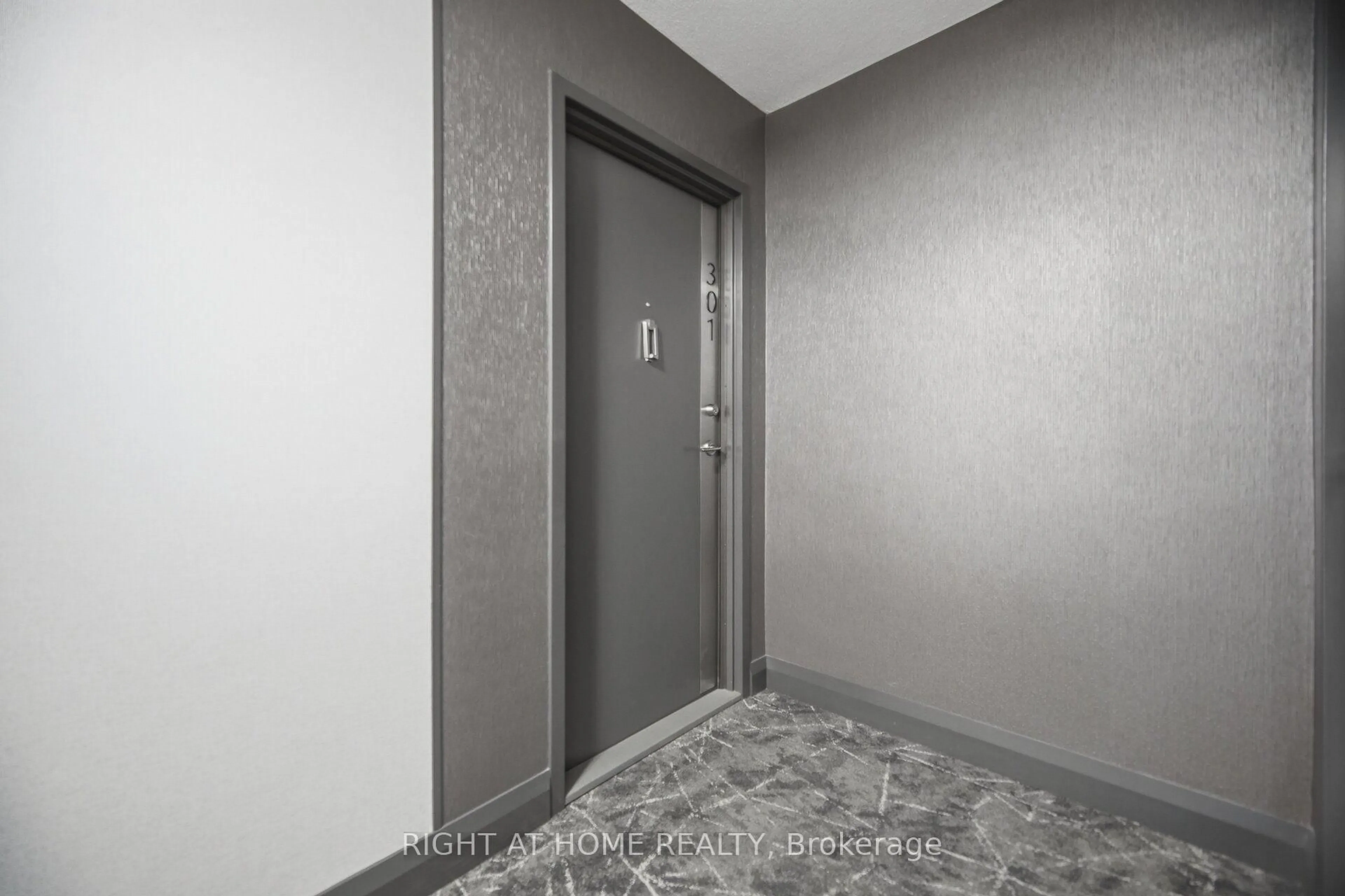 Indoor foyer for 1580 Mississauga Valley Blvd #301, Mississauga Ontario L5A 3T8