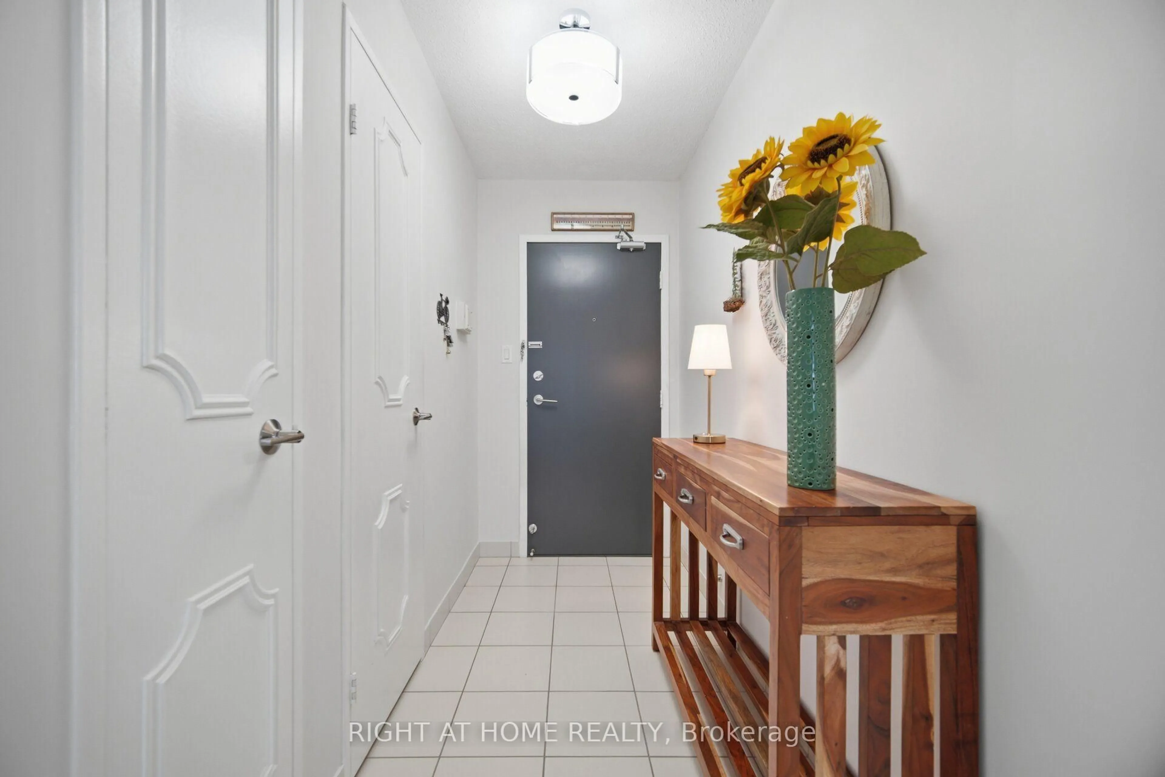 Indoor entryway for 1580 Mississauga Valley Blvd #301, Mississauga Ontario L5A 3T8