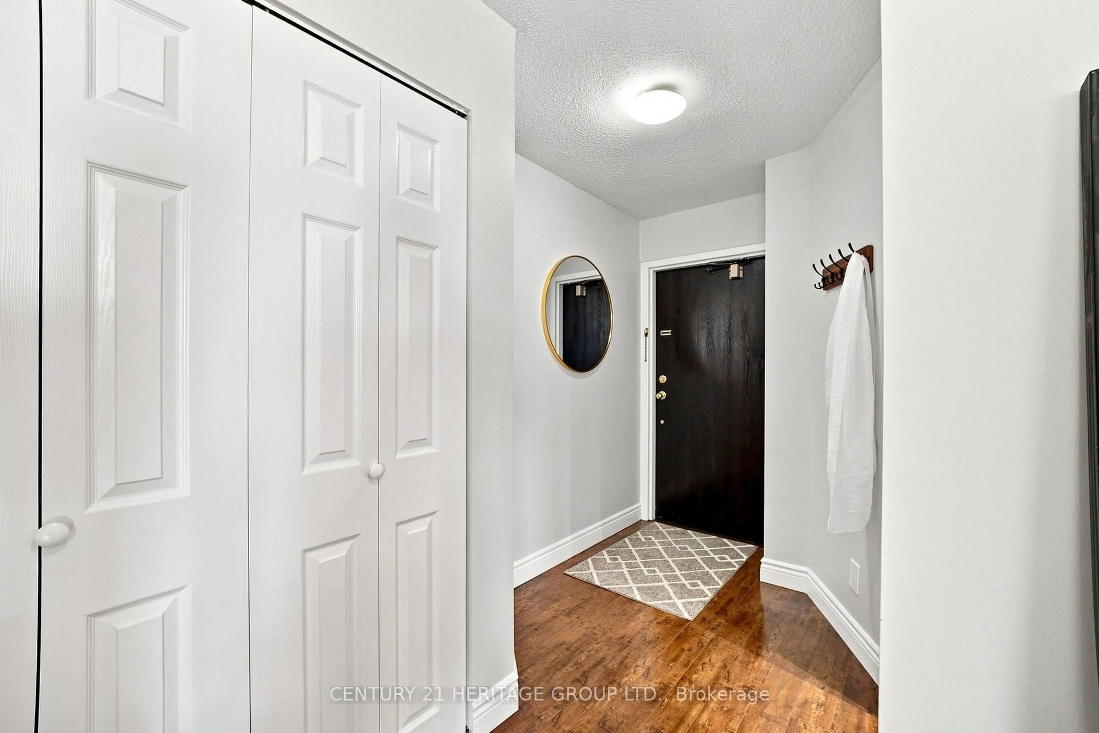 Indoor entryway for 200 Robert Speck Pkwy #PH1, Mississauga Ontario L4Z 1S3