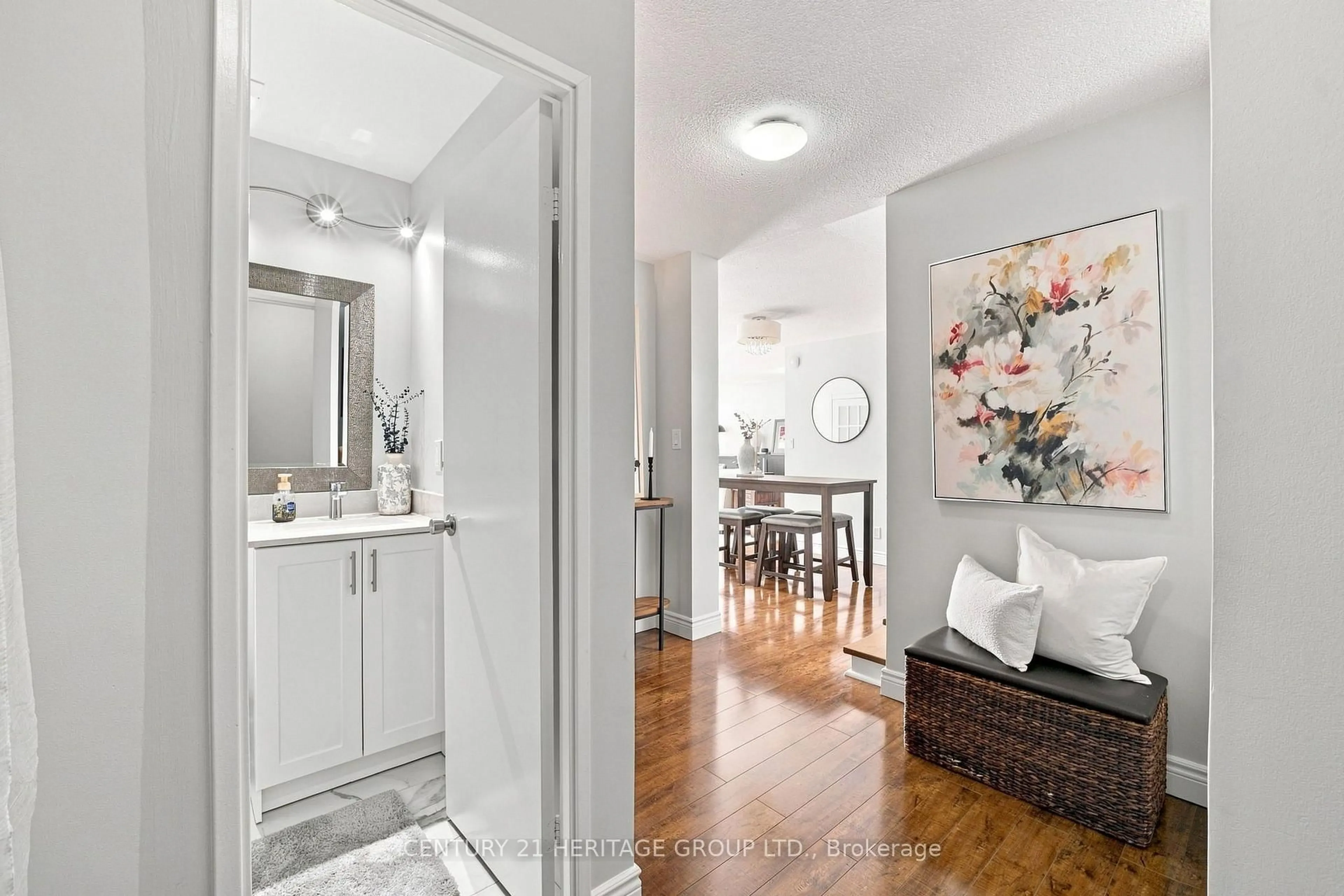 Indoor entryway for 200 Robert Speck Pkwy #PH1, Mississauga Ontario L4Z 1S3