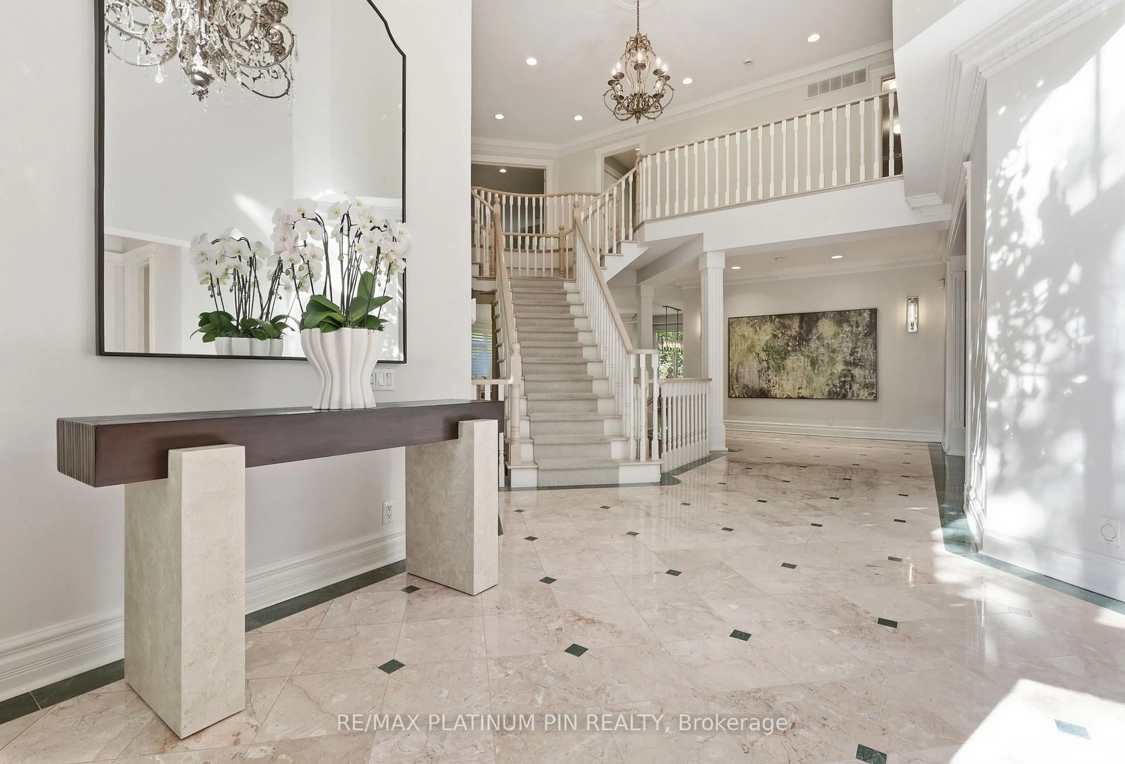 Indoor foyer for 1843 O'Neil Crt, Mississauga Ontario L5L 5X6