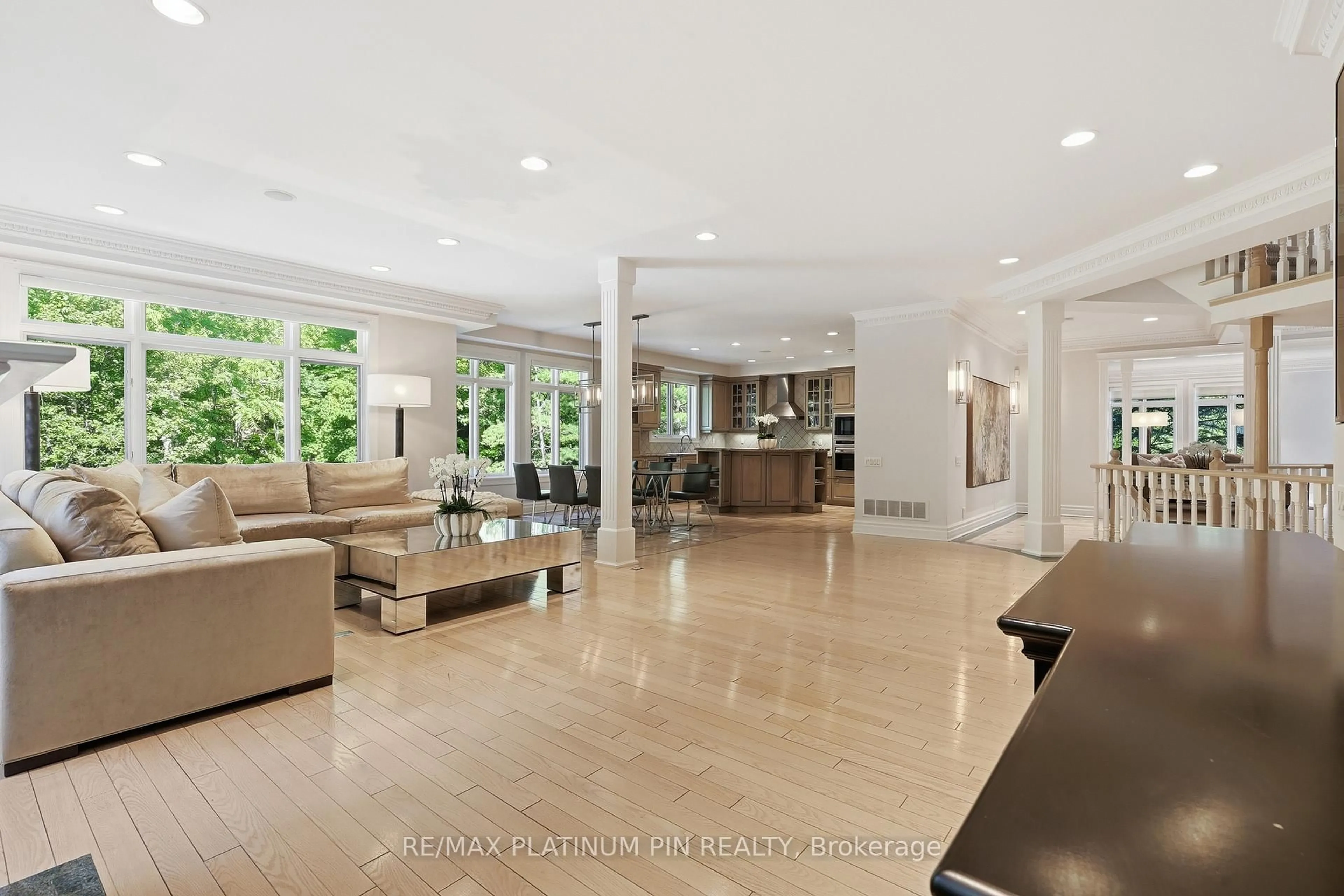 Indoor foyer for 1843 O'Neil Crt, Mississauga Ontario L5L 5X6