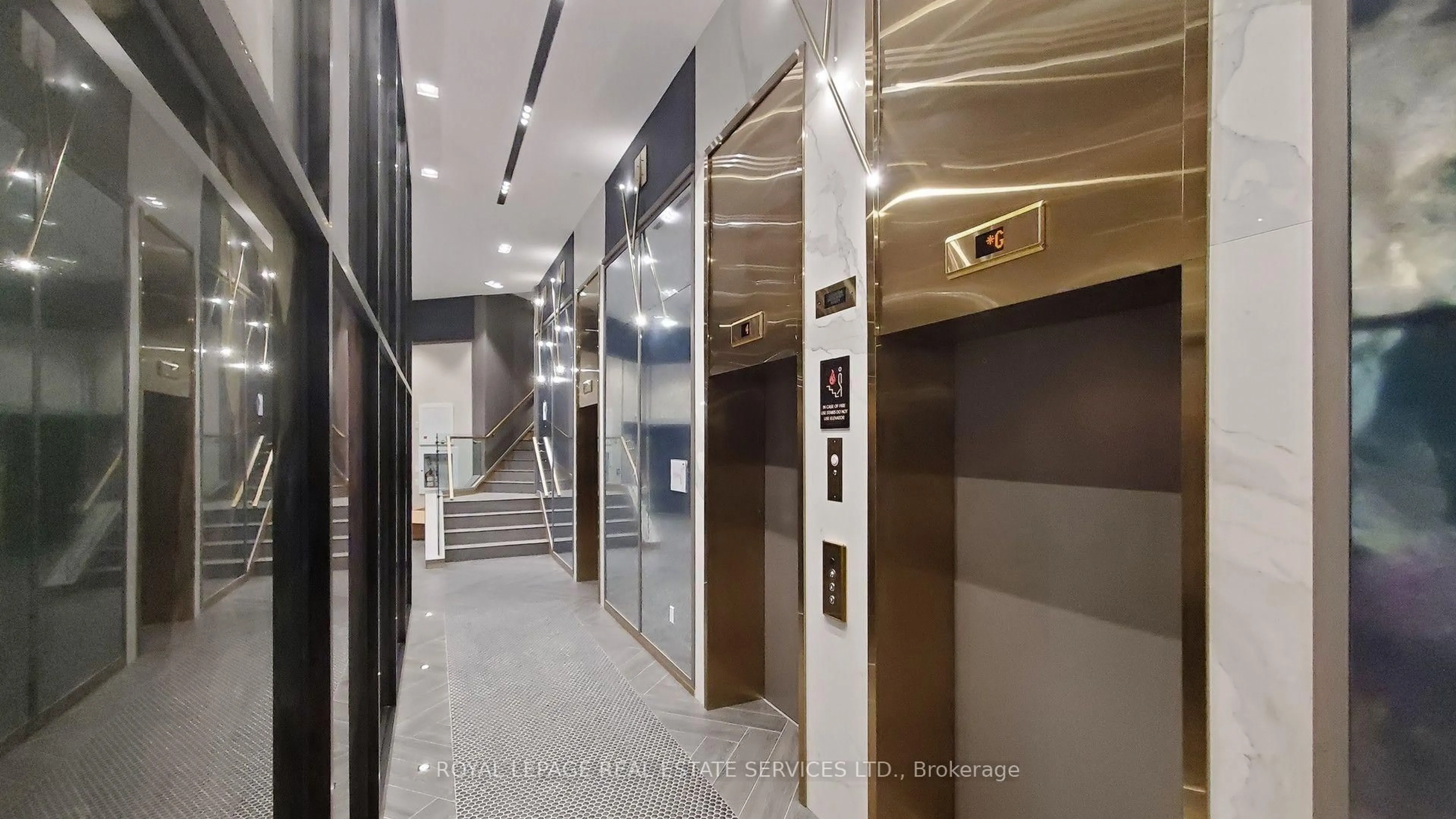 Indoor foyer for 405 Dundas St #431, Oakville Ontario L6M 5P9
