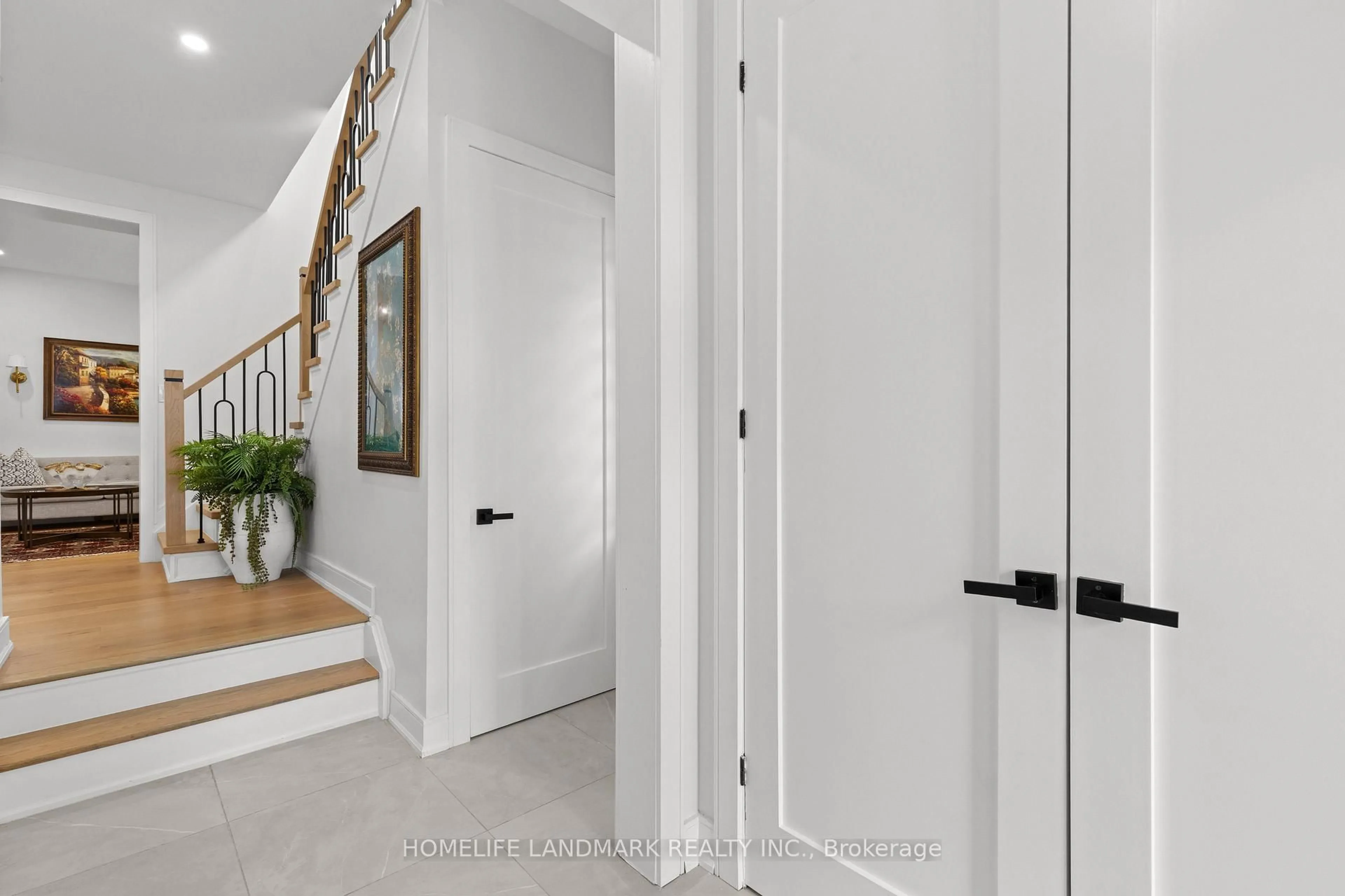 Indoor entryway for 948 Kelman Crt, Milton Ontario L9T 2Y4
