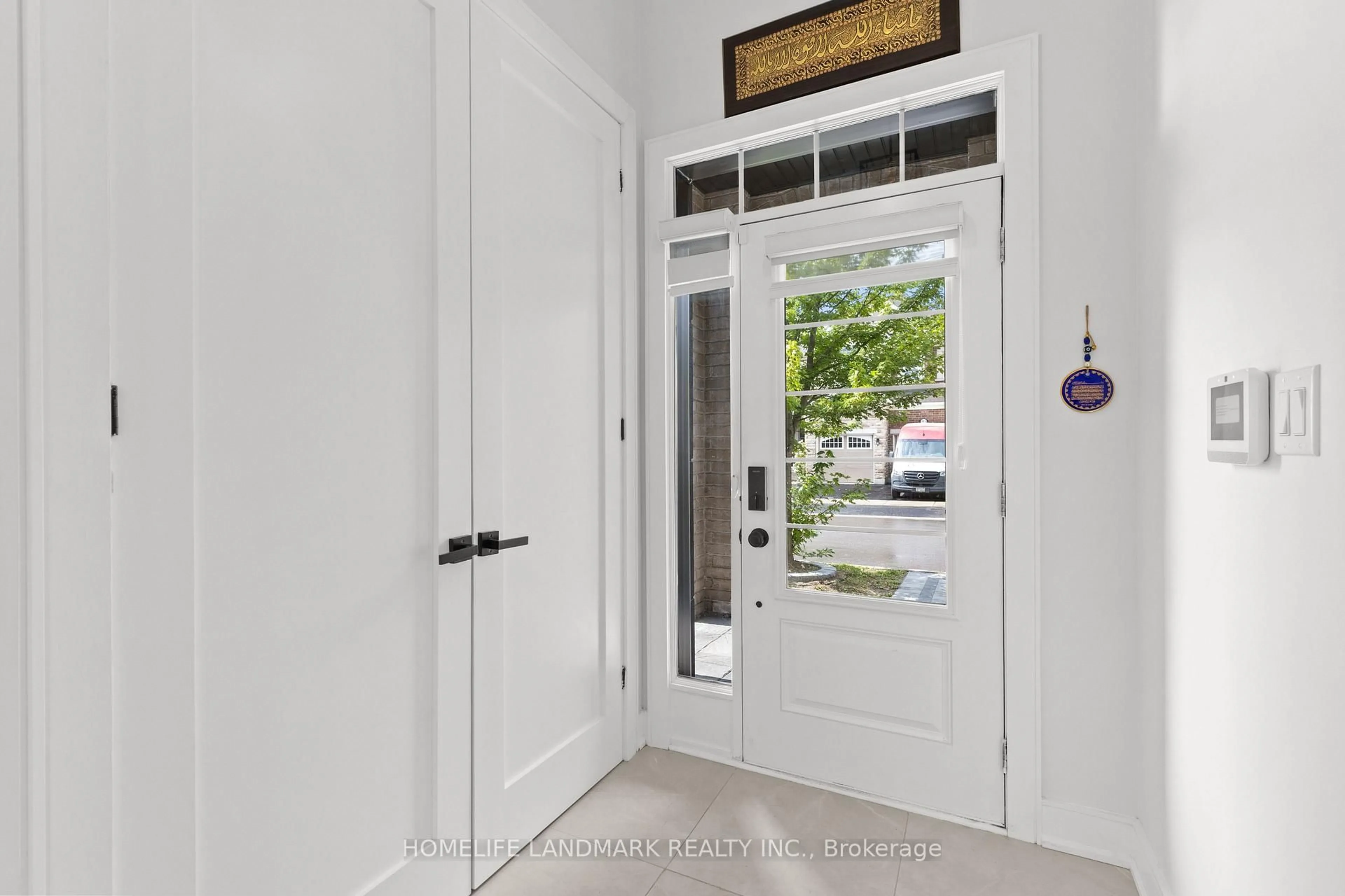 Indoor entryway for 948 Kelman Crt, Milton Ontario L9T 2Y4