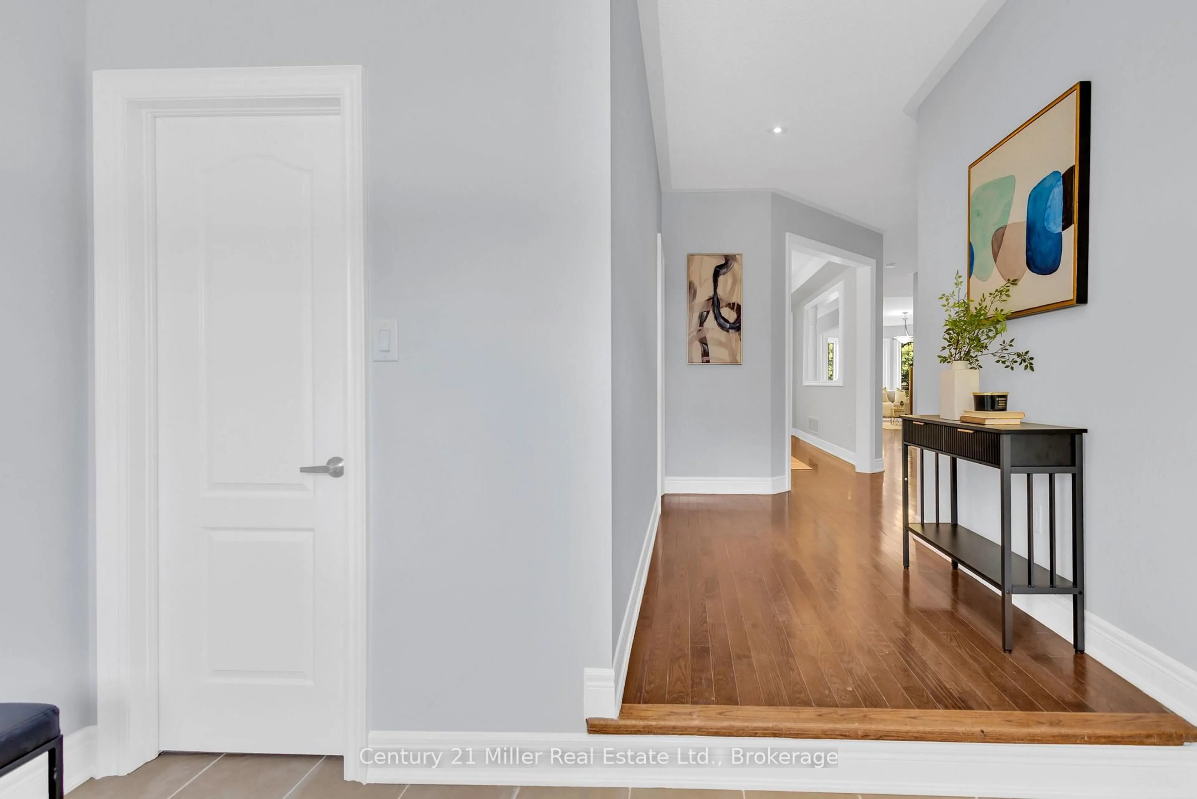 Indoor entryway for 2241 Adirondak Tr, Oakville Ontario L6M 4W4