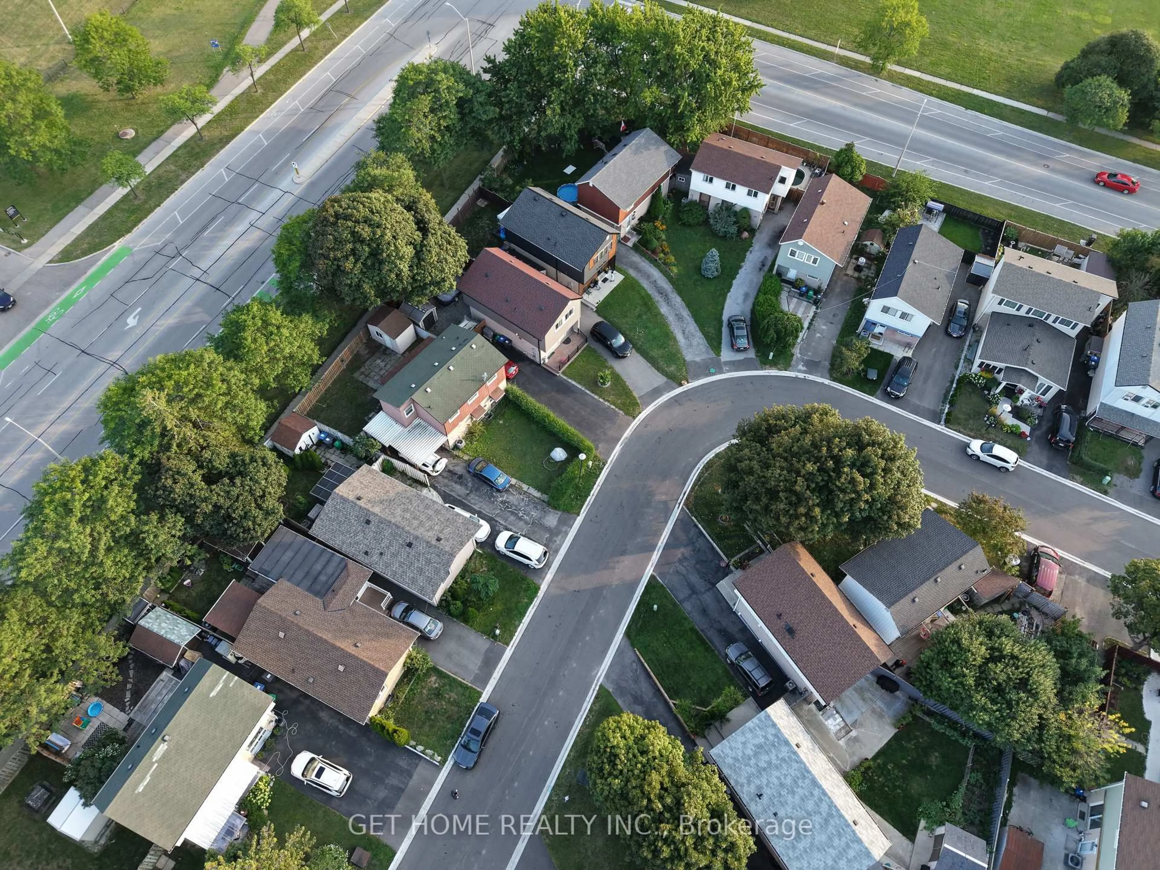 A pic from outside/outdoor area/front of a property/back of a property/a pic from drone, street for 5 Huronia Crt, Brampton Ontario L6S 2C7