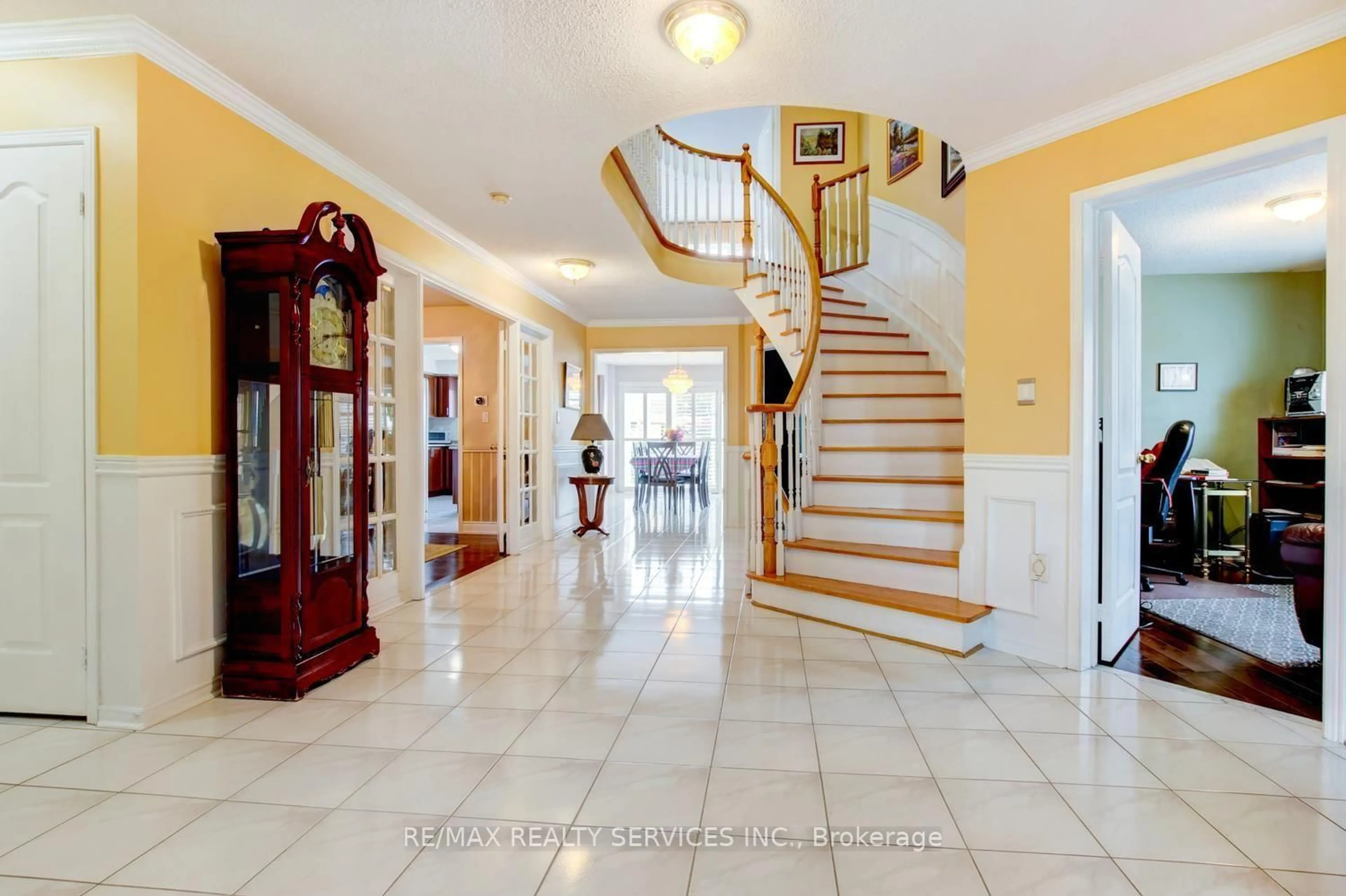 Indoor foyer for 671 Peter Robertson Blvd, Brampton Ontario L6R 1L8