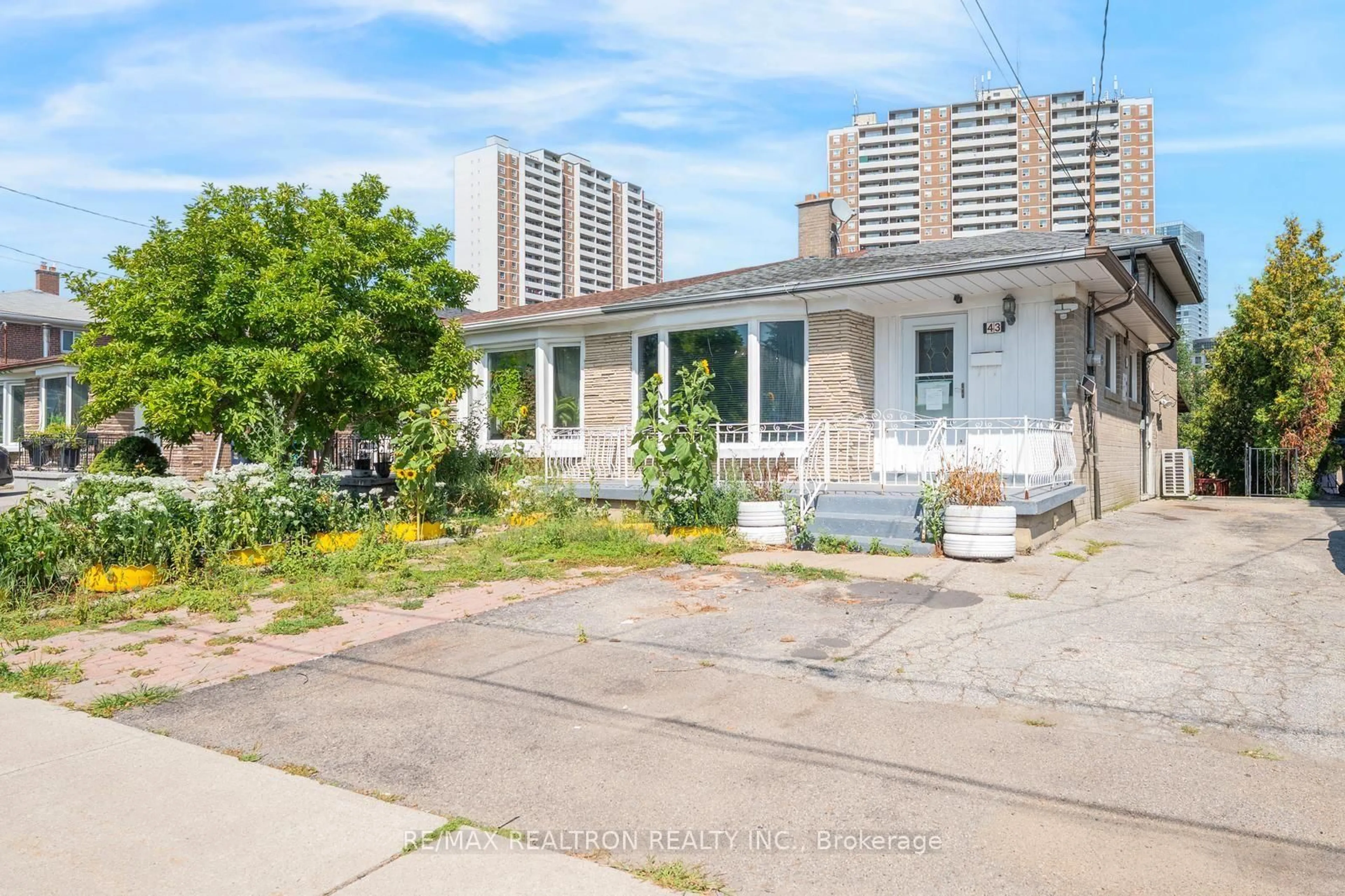 Unknown for 43 Lindylou Rd, Toronto Ontario M9M 2B1