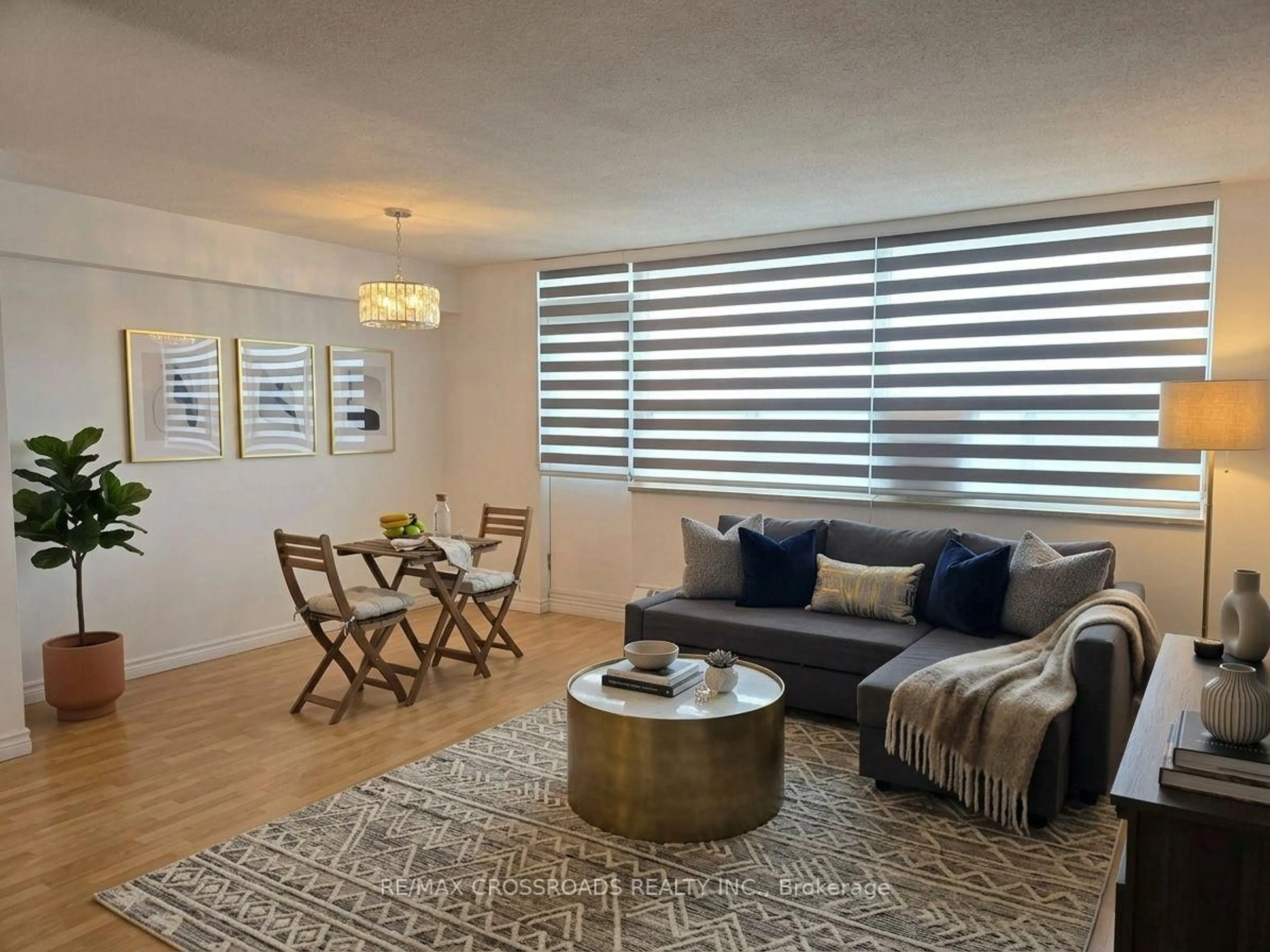 Living room with furniture, wood/laminate floor for 5 Frith Rd #1004, Toronto Ontario M3N 2L5