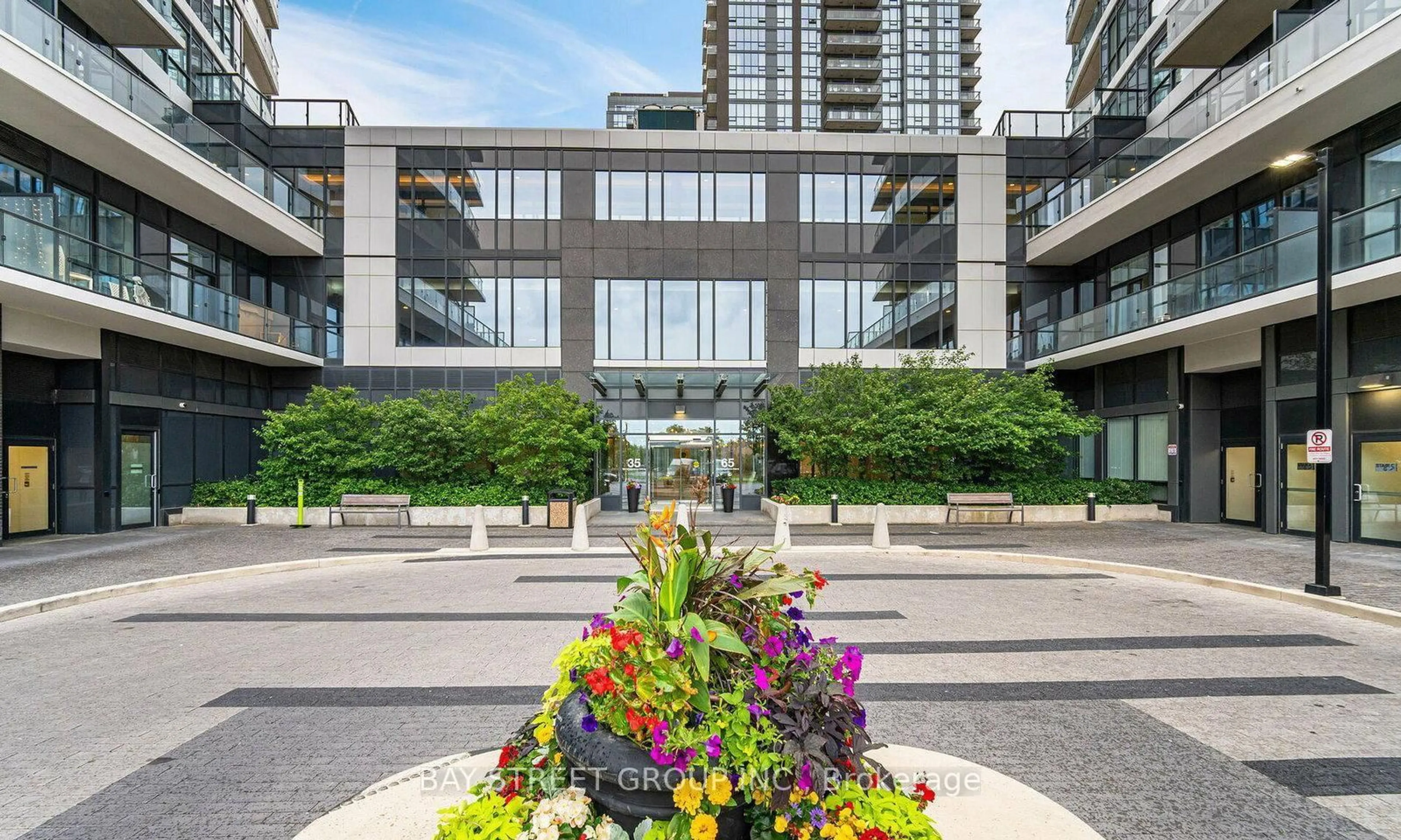 Patio, building for 65 Watergarden Dr #302, Mississauga Ontario L5R 0G9