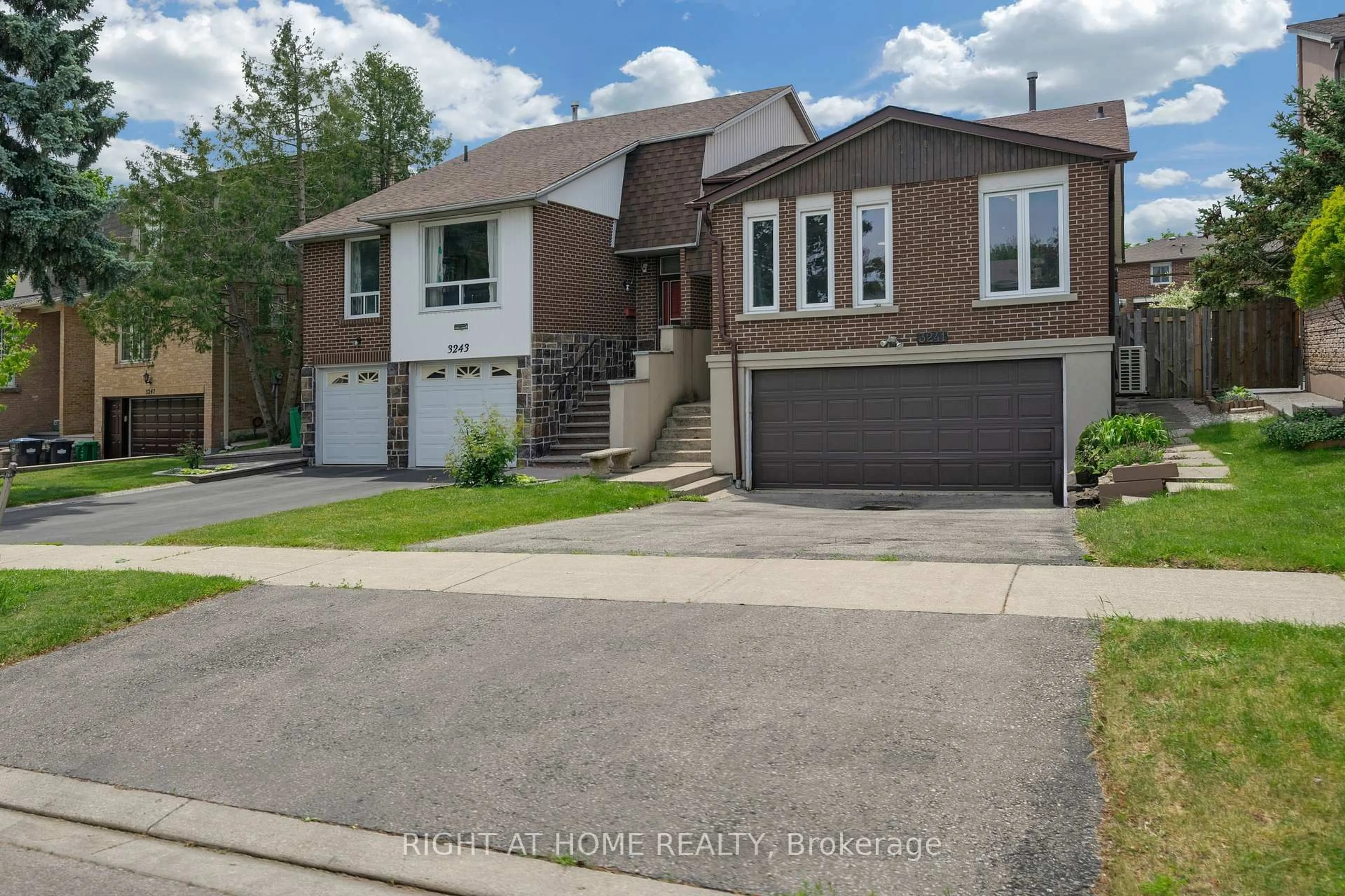 Home with brick exterior material, street for 3241 Mccarthy Crt, Mississauga Ontario L4Y 3Z4