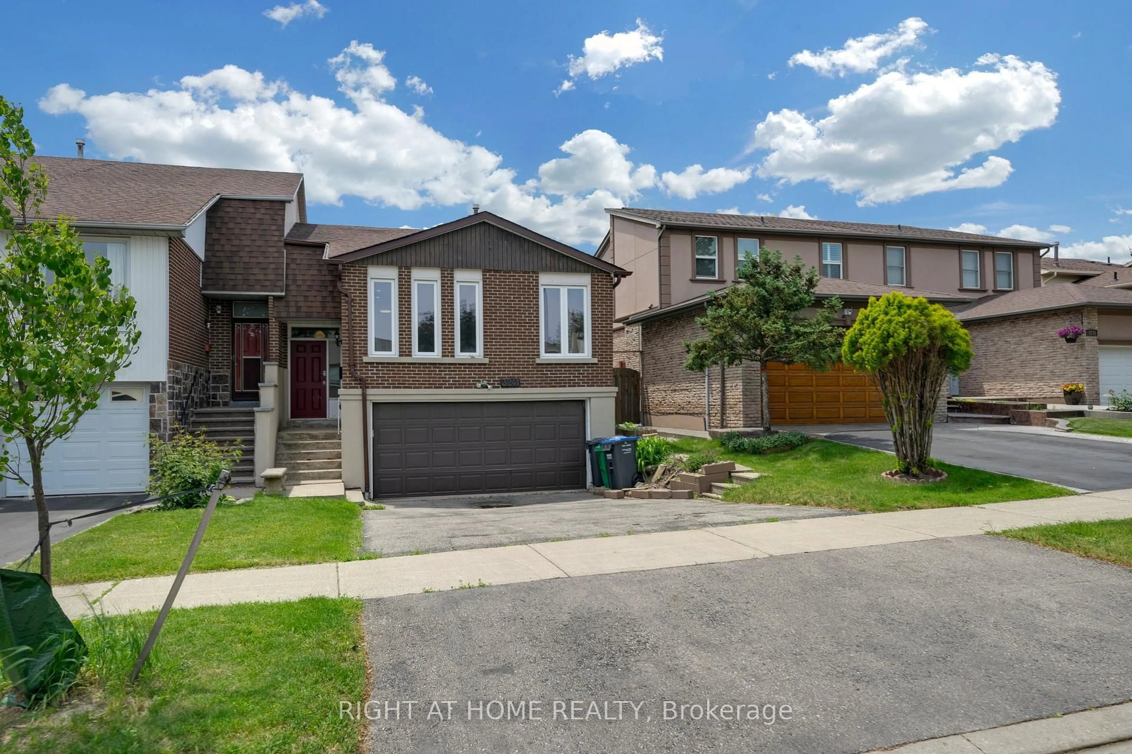 Home with brick exterior material, street for 3241 Mccarthy Crt, Mississauga Ontario L4Y 3Z4