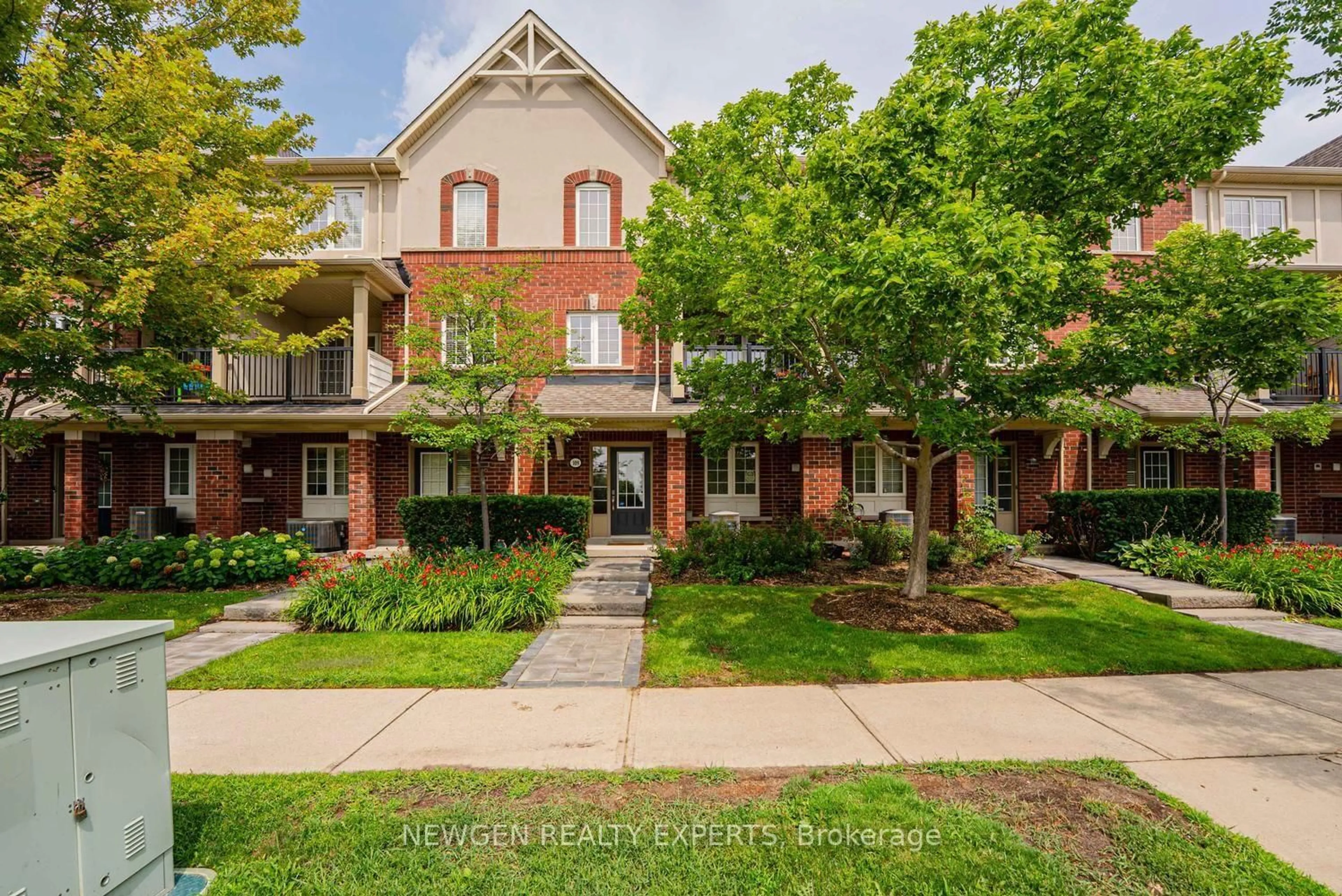 A pic from outside/outdoor area/front of a property/back of a property/a pic from drone, street for 109 Georgian Dr #21, Oakville Ontario L6H 0E7