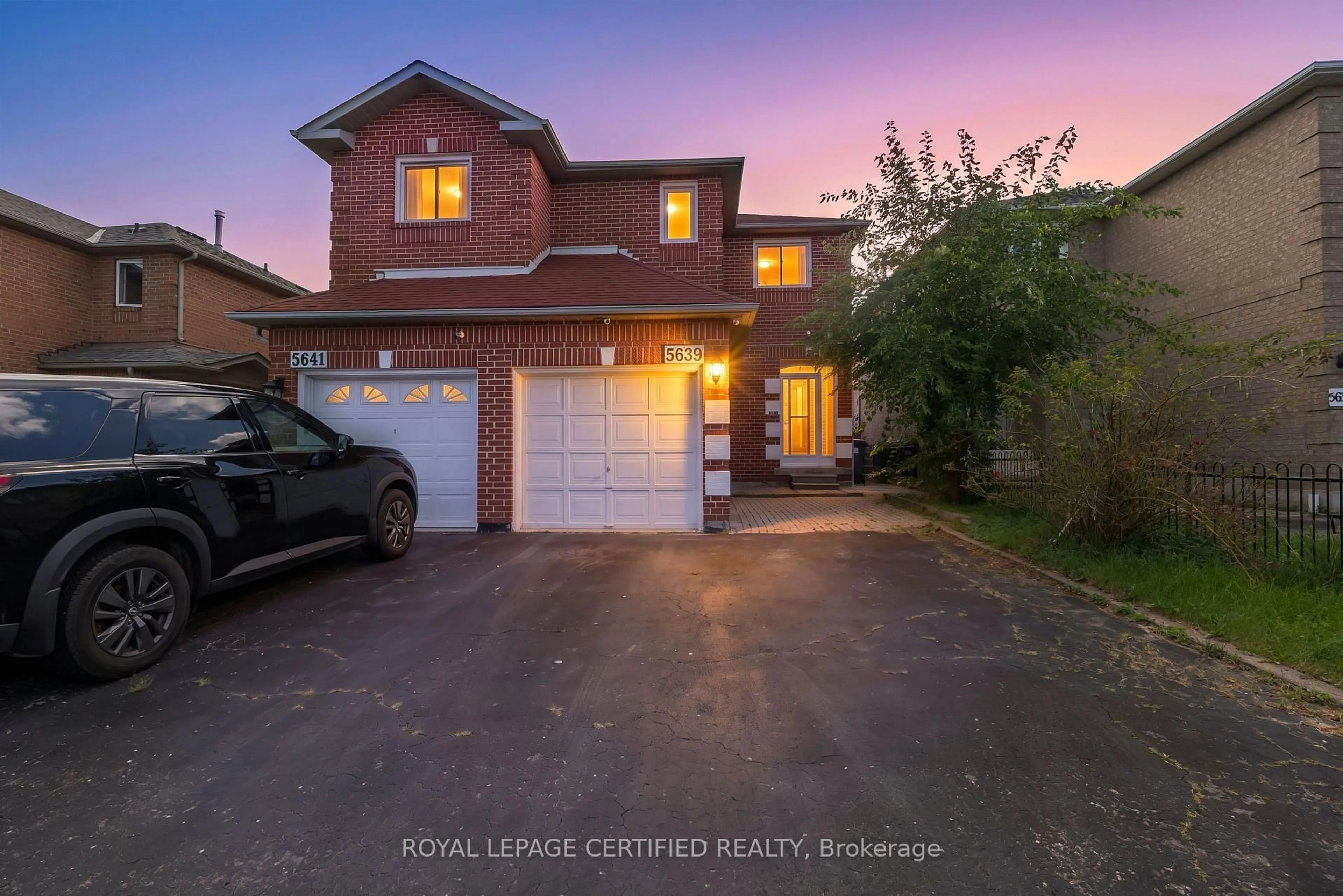 A pic from outside/outdoor area/front of a property/back of a property/a pic from drone, street for 5639 Whistler Cres, Mississauga Ontario L4Z 3R7