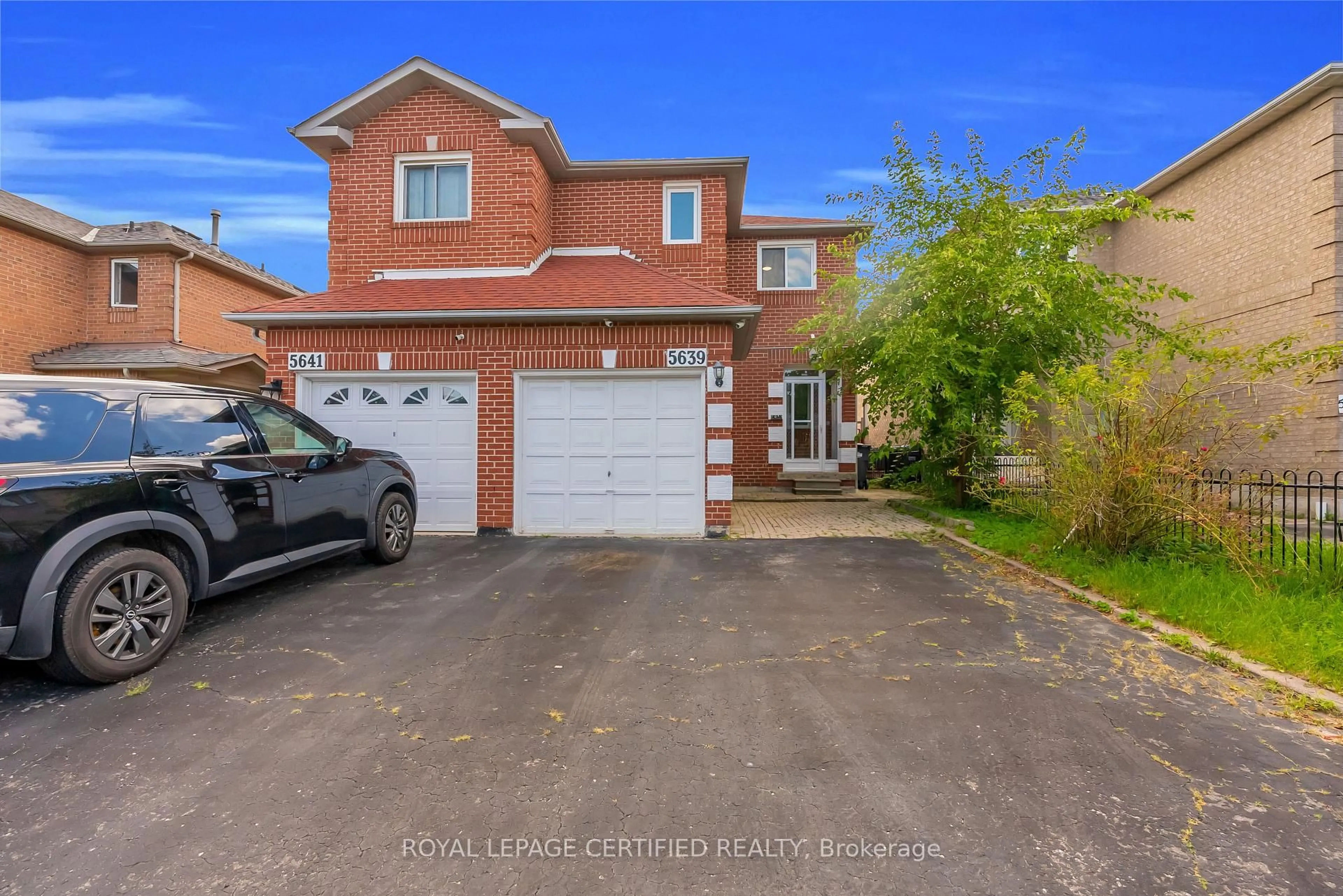 A pic from outside/outdoor area/front of a property/back of a property/a pic from drone, street for 5639 Whistler Cres, Mississauga Ontario L4Z 3R7