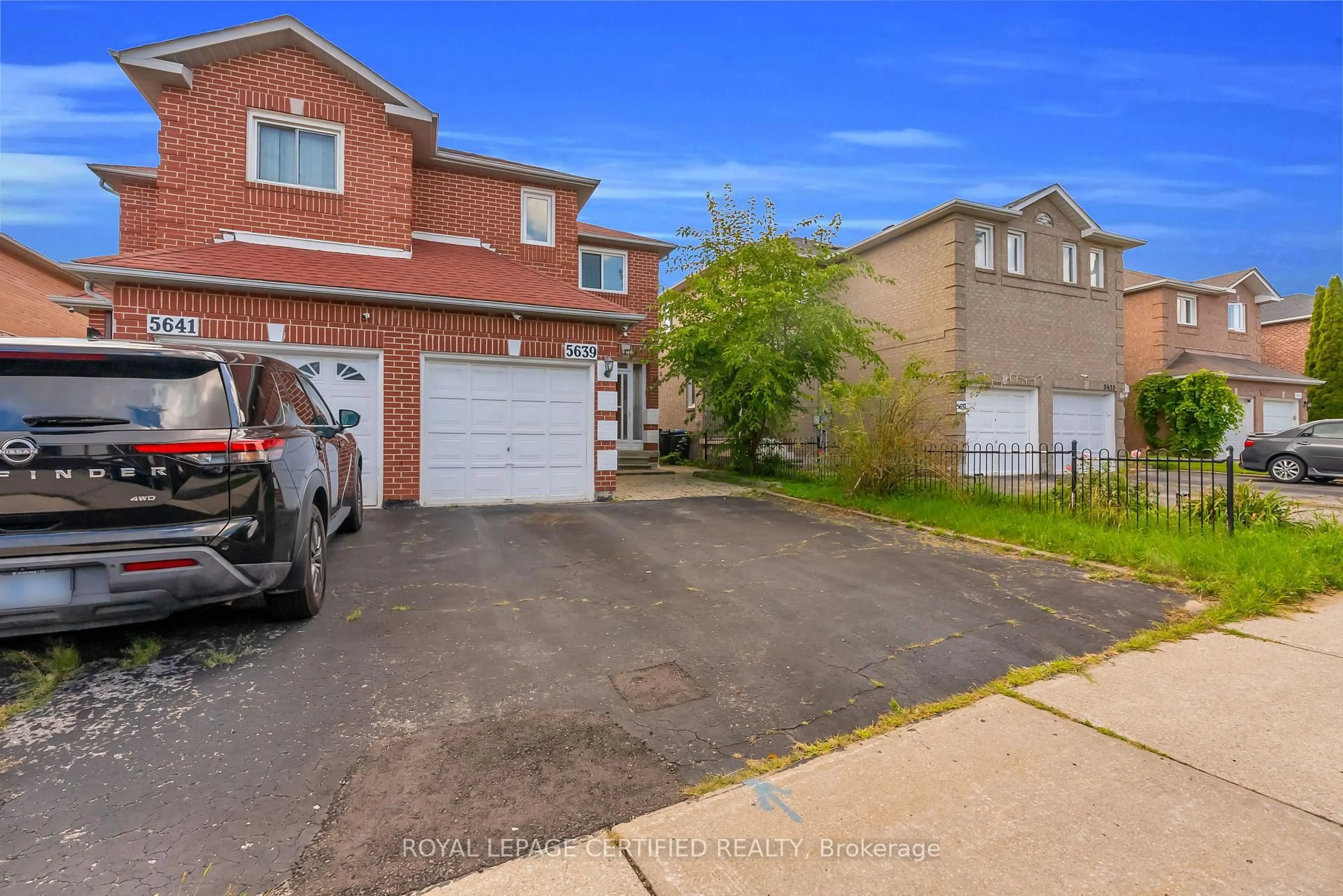 A pic from outside/outdoor area/front of a property/back of a property/a pic from drone, street for 5639 Whistler Cres, Mississauga Ontario L4Z 3R7