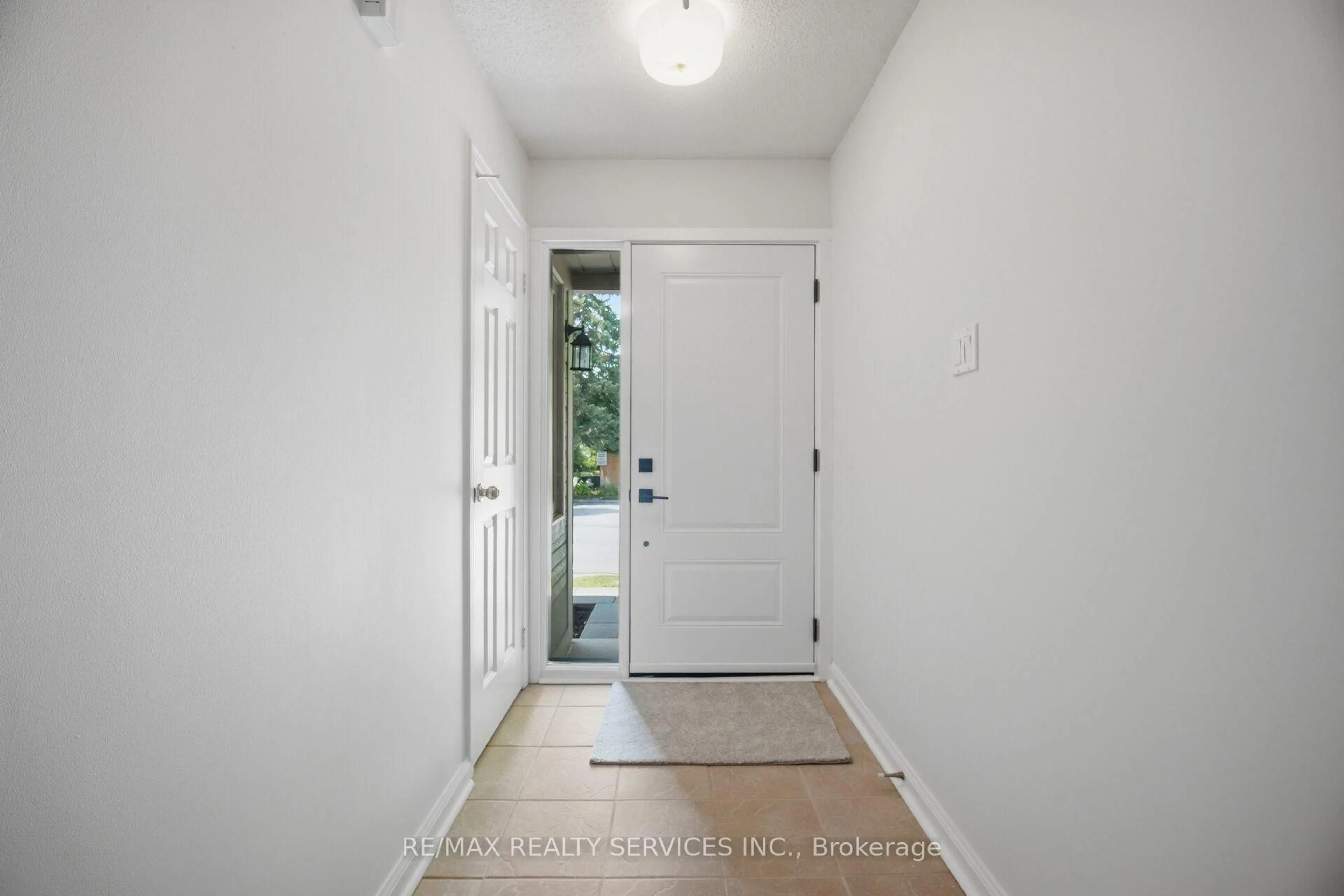 Indoor entryway for 3100 Fifth Line #49, Mississauga Ontario L5L 5V5