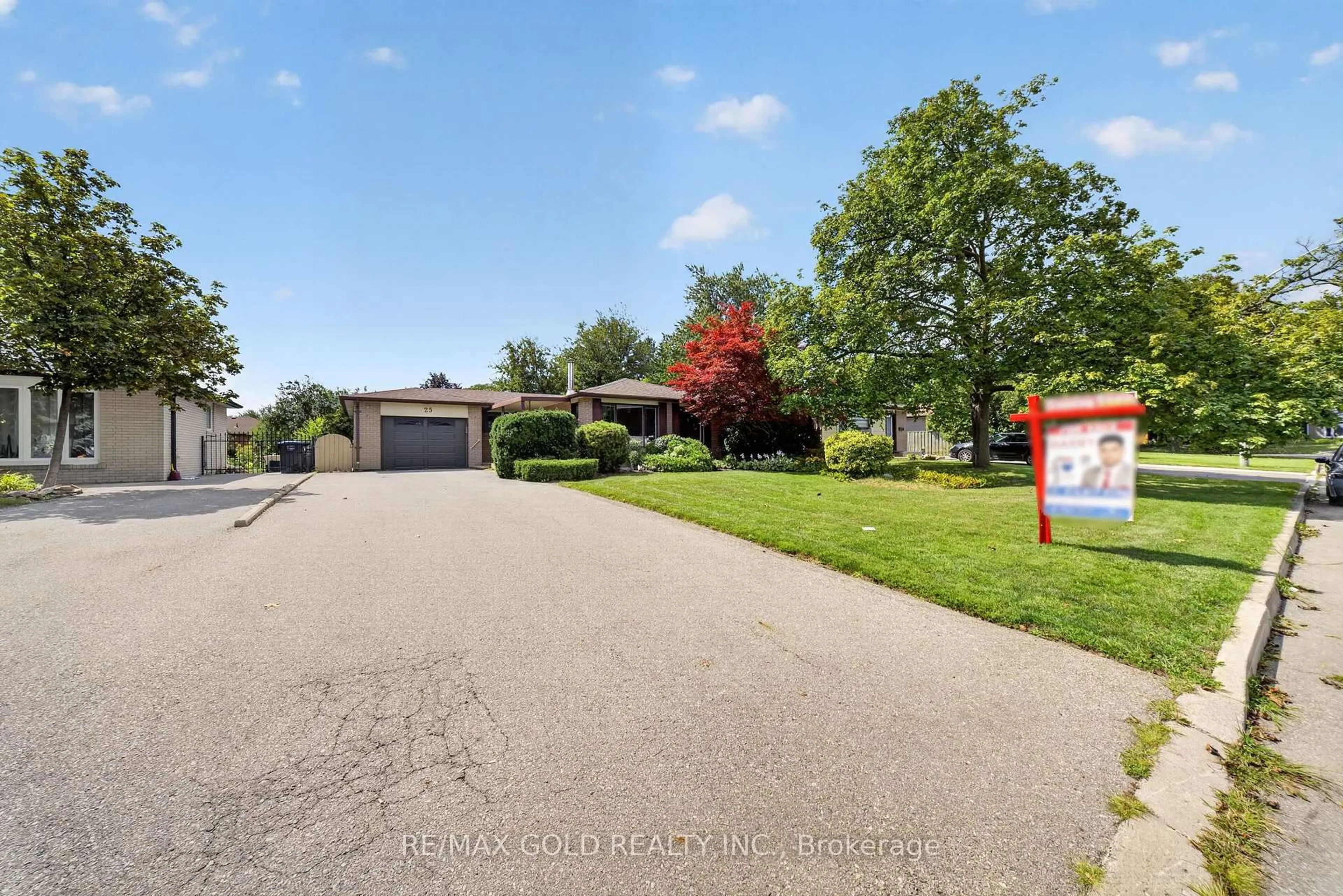 A pic from outside/outdoor area/front of a property/back of a property/a pic from drone, street for 25 Drayton Cres, Brampton Ontario L6T 3G6