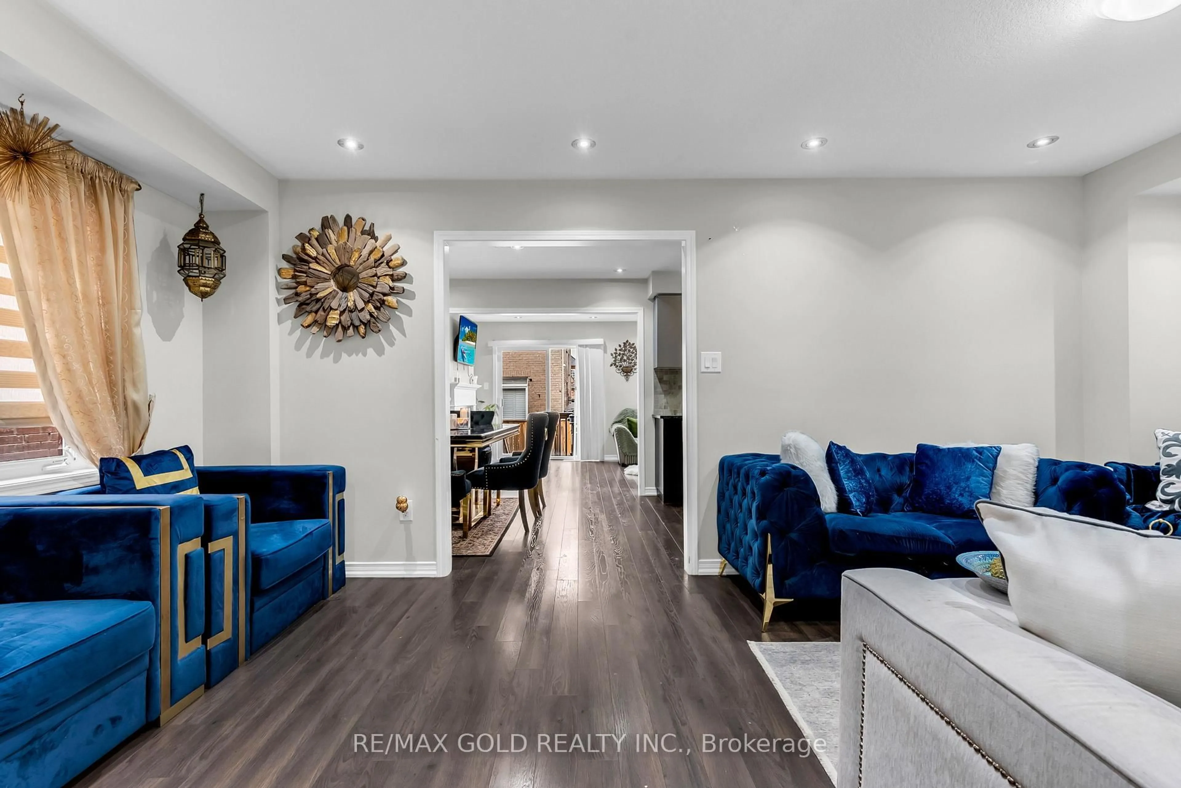 Indoor entryway for 486 Queen Mary Dr, Brampton Ontario L7A 4N3