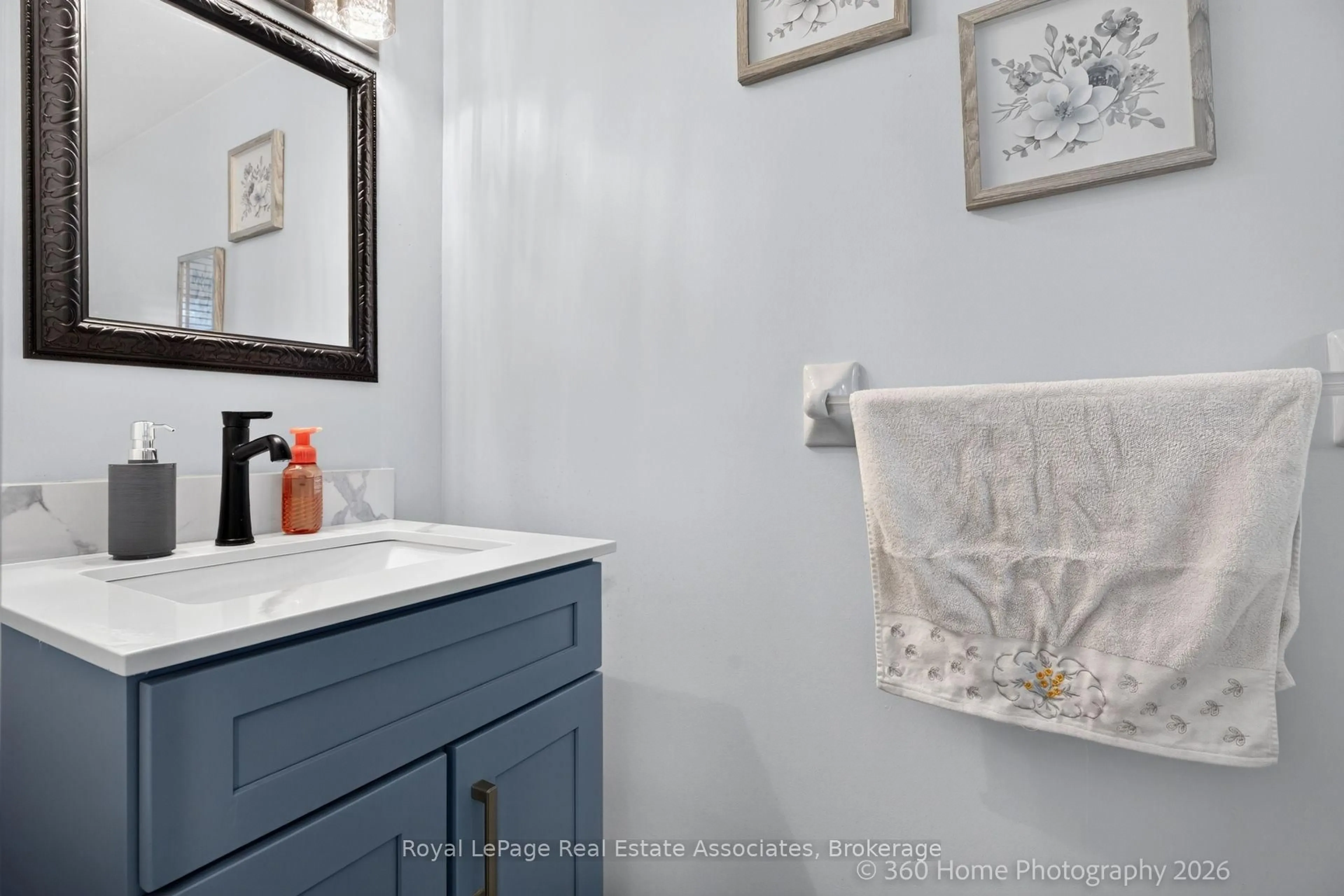 Standard bathroom, ceramic/tile floor for 43 Hillsburgh Dr, Brampton Ontario L6X 4Z4