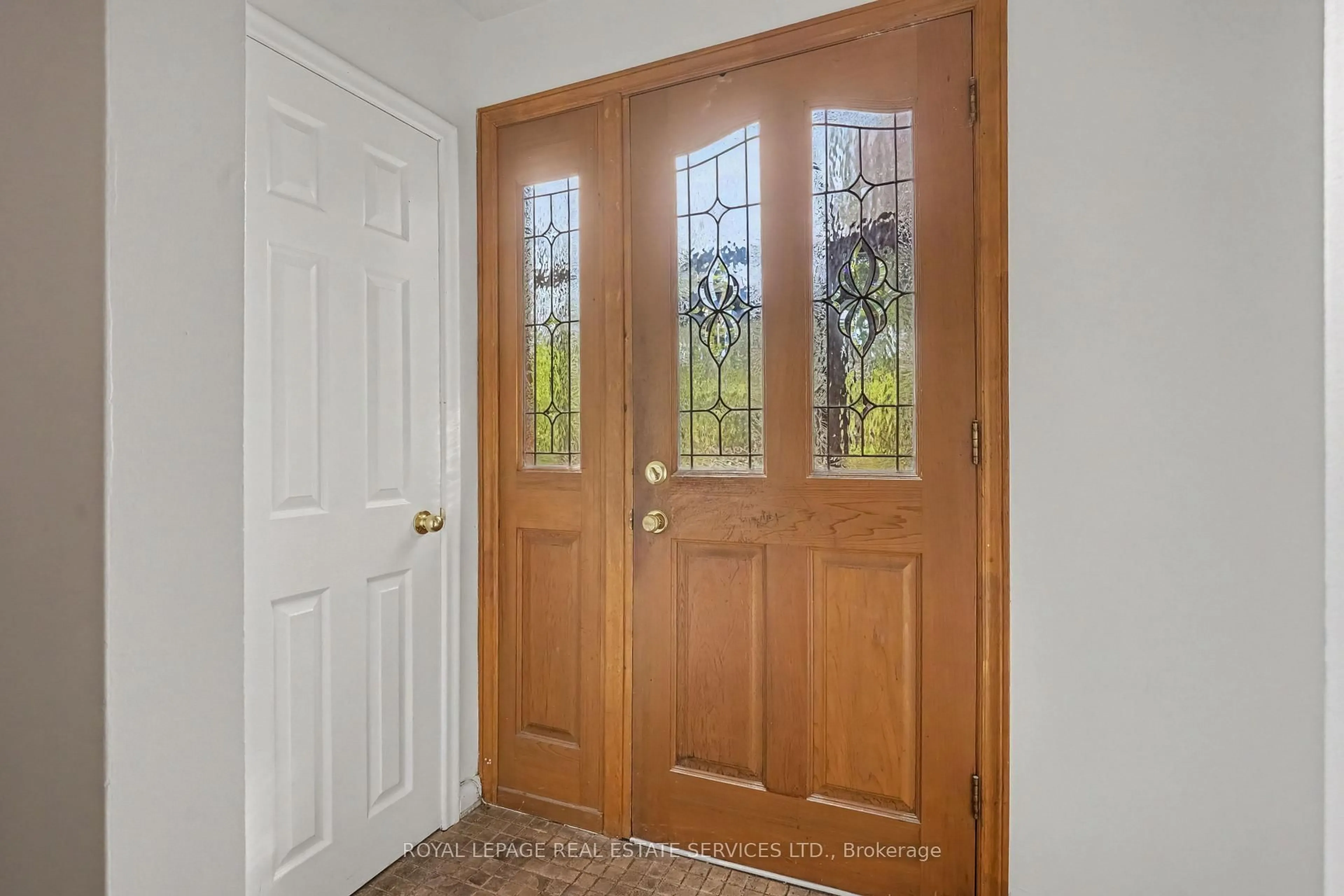 Indoor entryway for 647 Burnhamthorpe Rd, Toronto Ontario M9C 2Z1