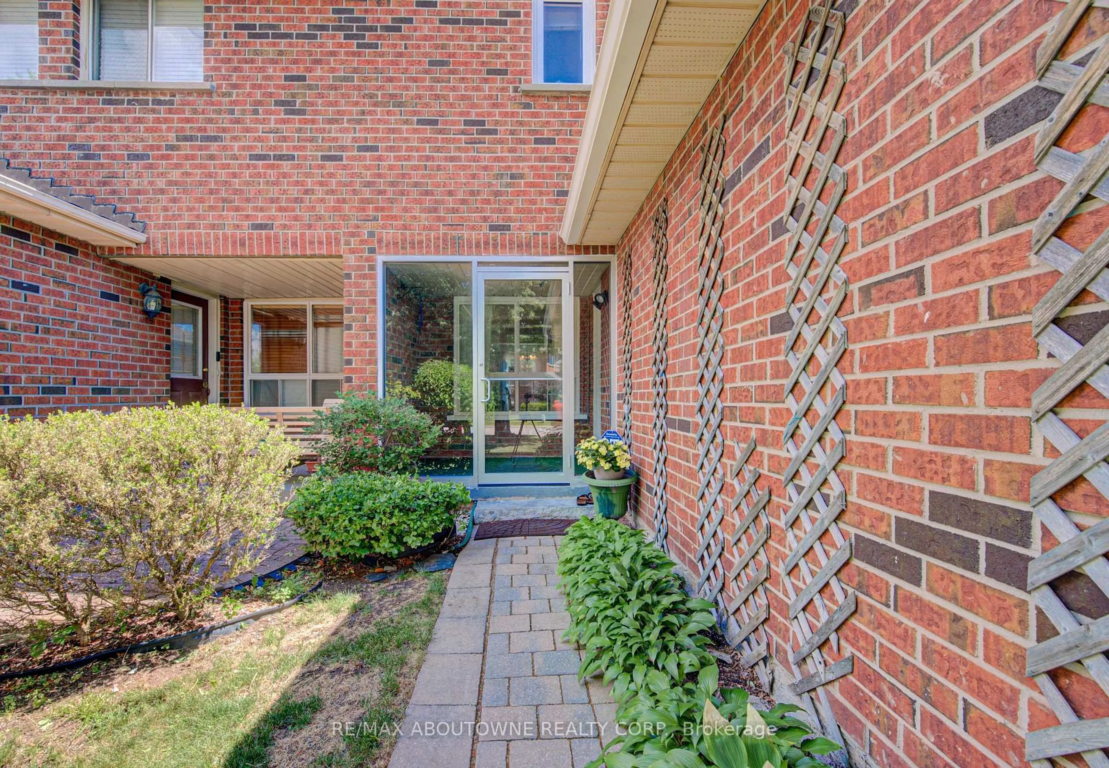 Home with brick exterior material, street for 1140 Avondale Dr, Oakville Ontario L6H 5L3