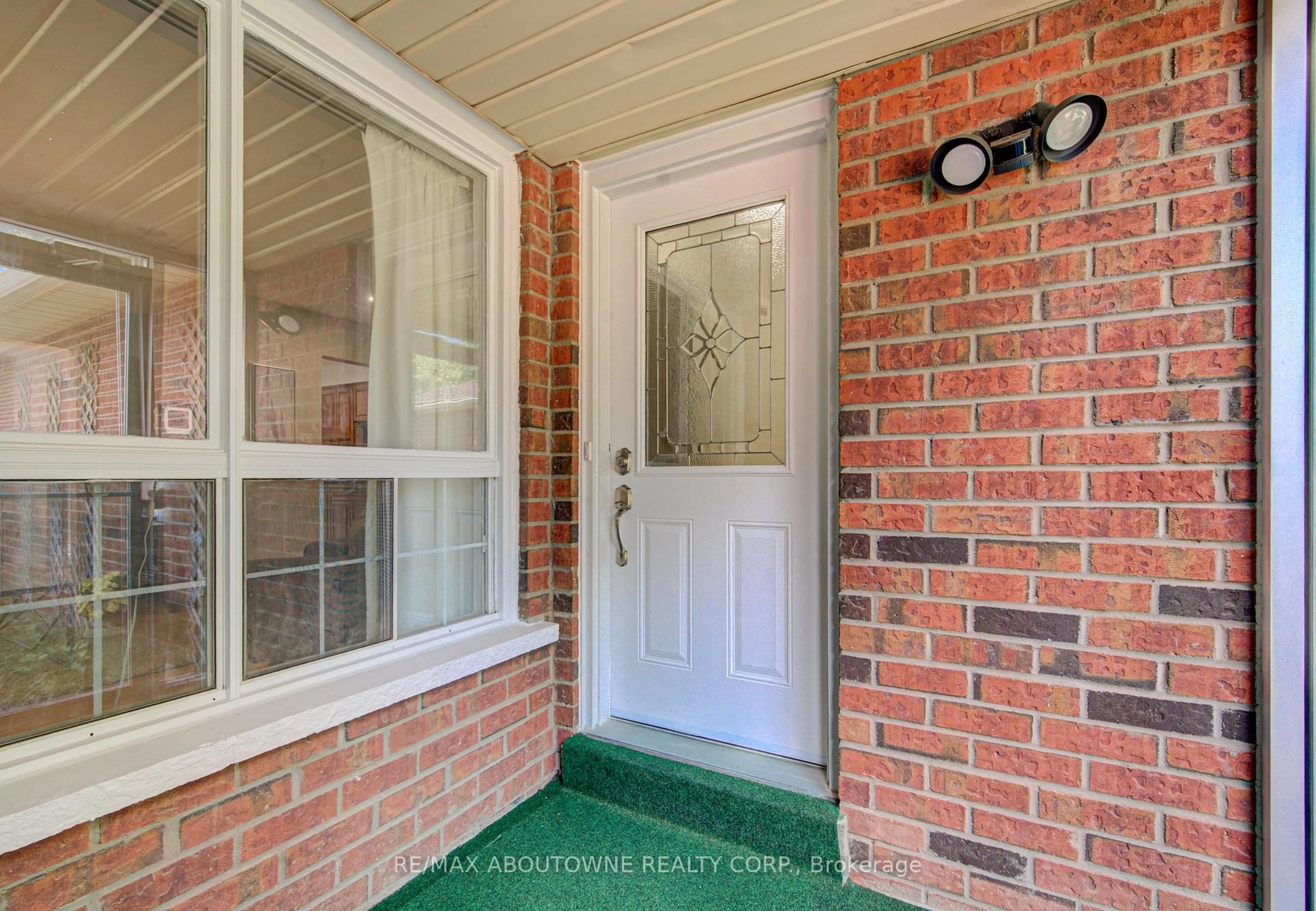 Indoor entryway for 1140 Avondale Dr, Oakville Ontario L6H 5L3