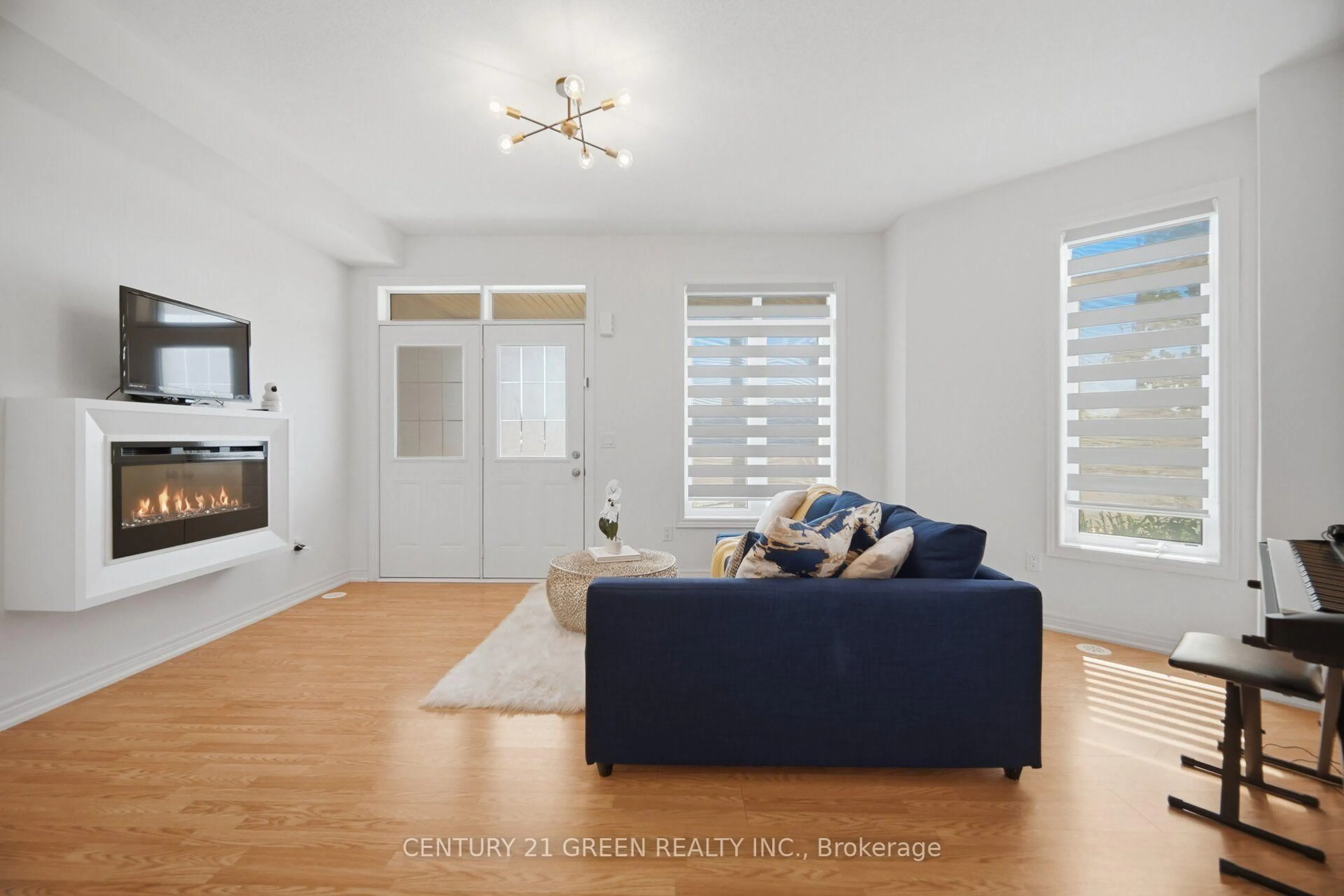 Living room with furniture, unknown for 537 Dundas St, Oakville Ontario L6H 3P6