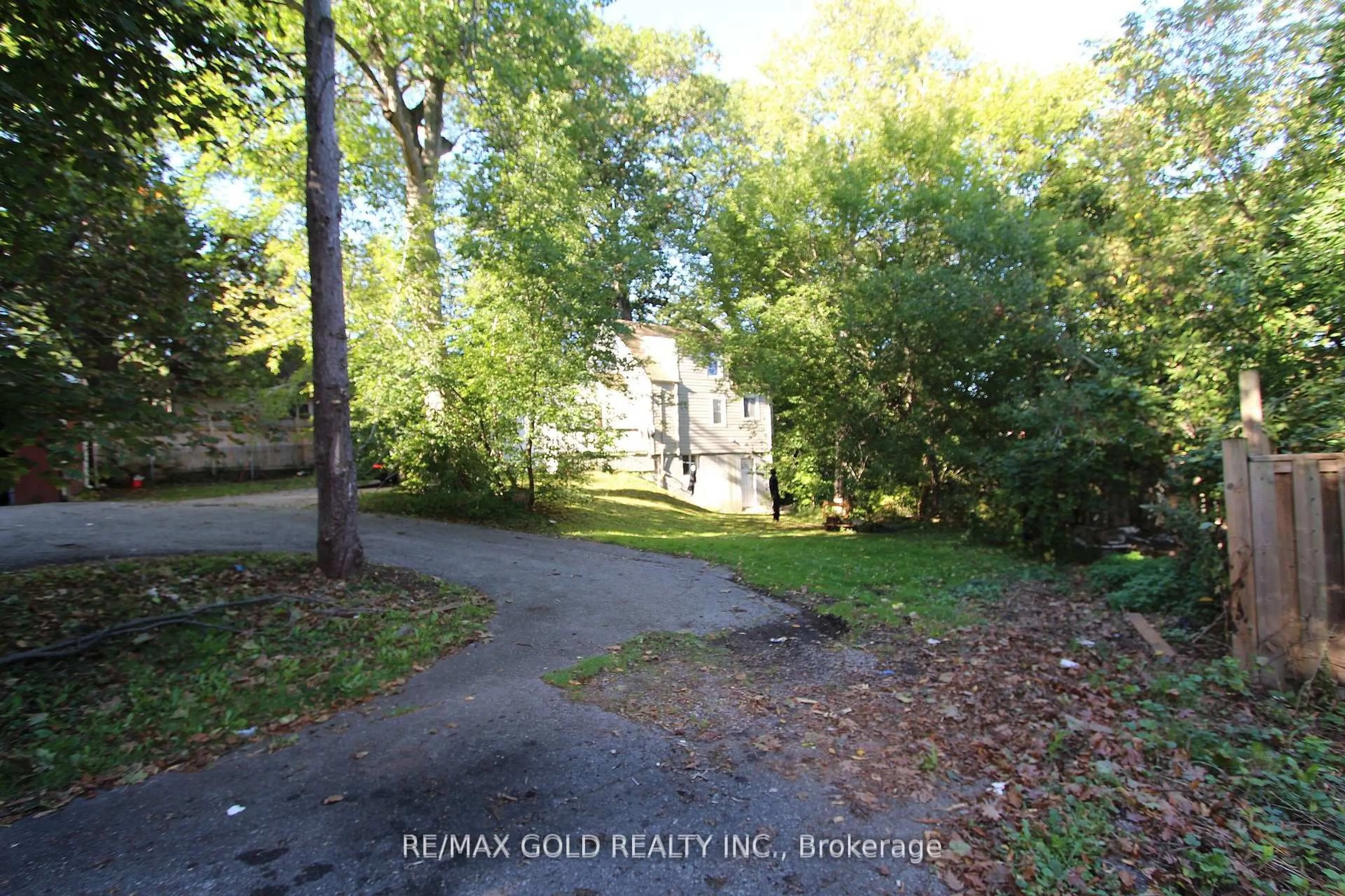 A pic from outside/outdoor area/front of a property/back of a property/a pic from drone, street for 961 Lakeshore Rd, Mississauga Ontario L5H 1H8