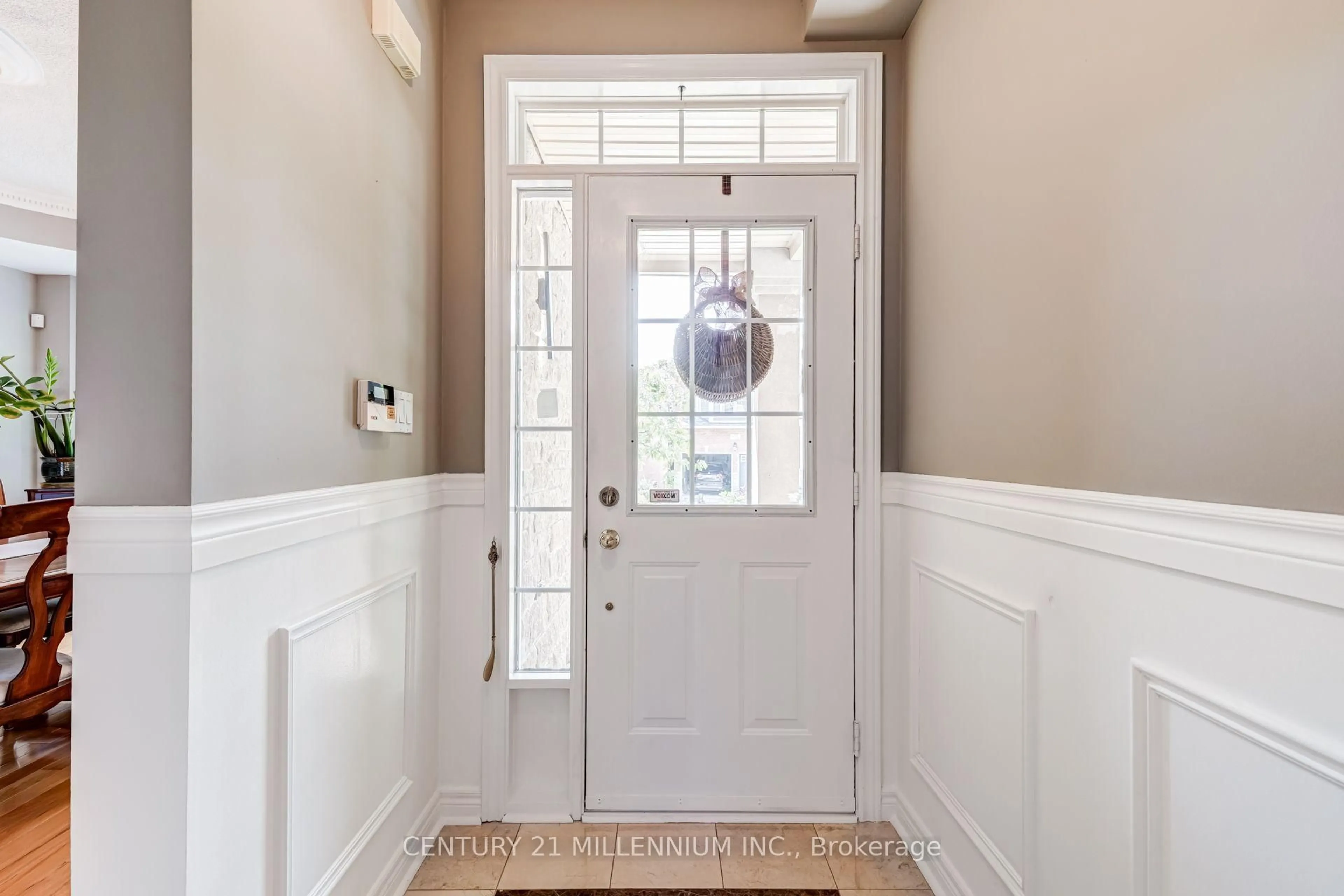 Indoor entryway for 2555 Nichols Dr, Oakville Ontario L6H 7L3
