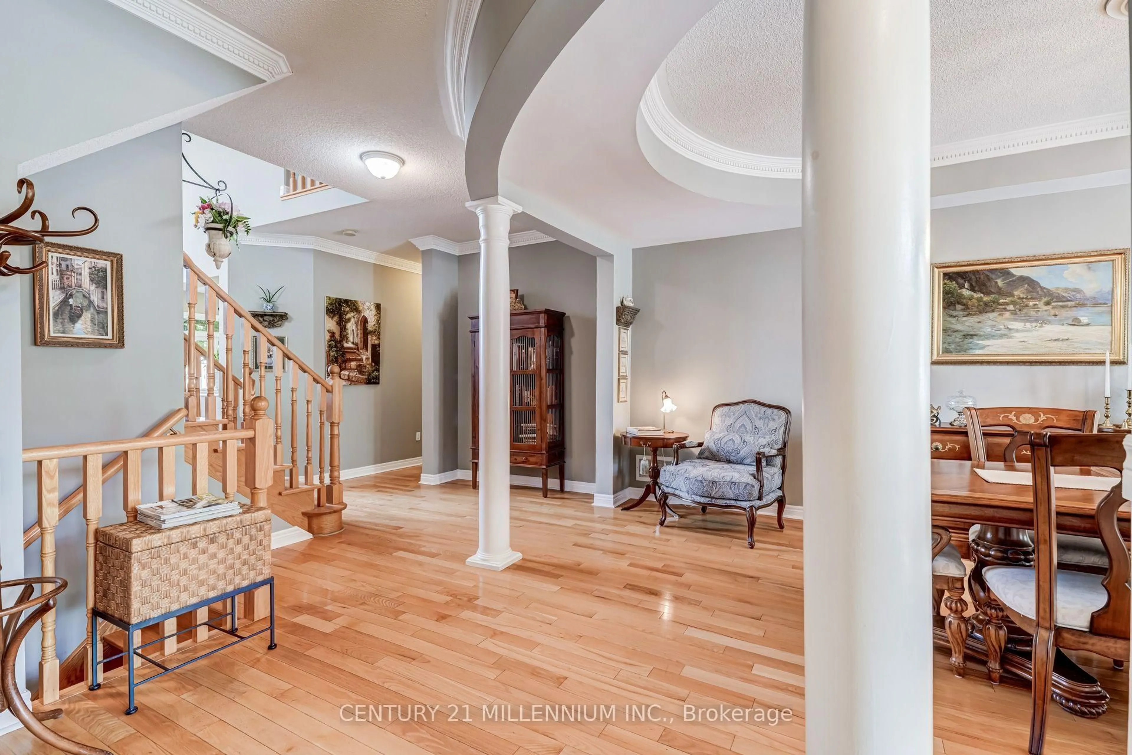 Indoor foyer for 2555 Nichols Dr, Oakville Ontario L6H 7L3