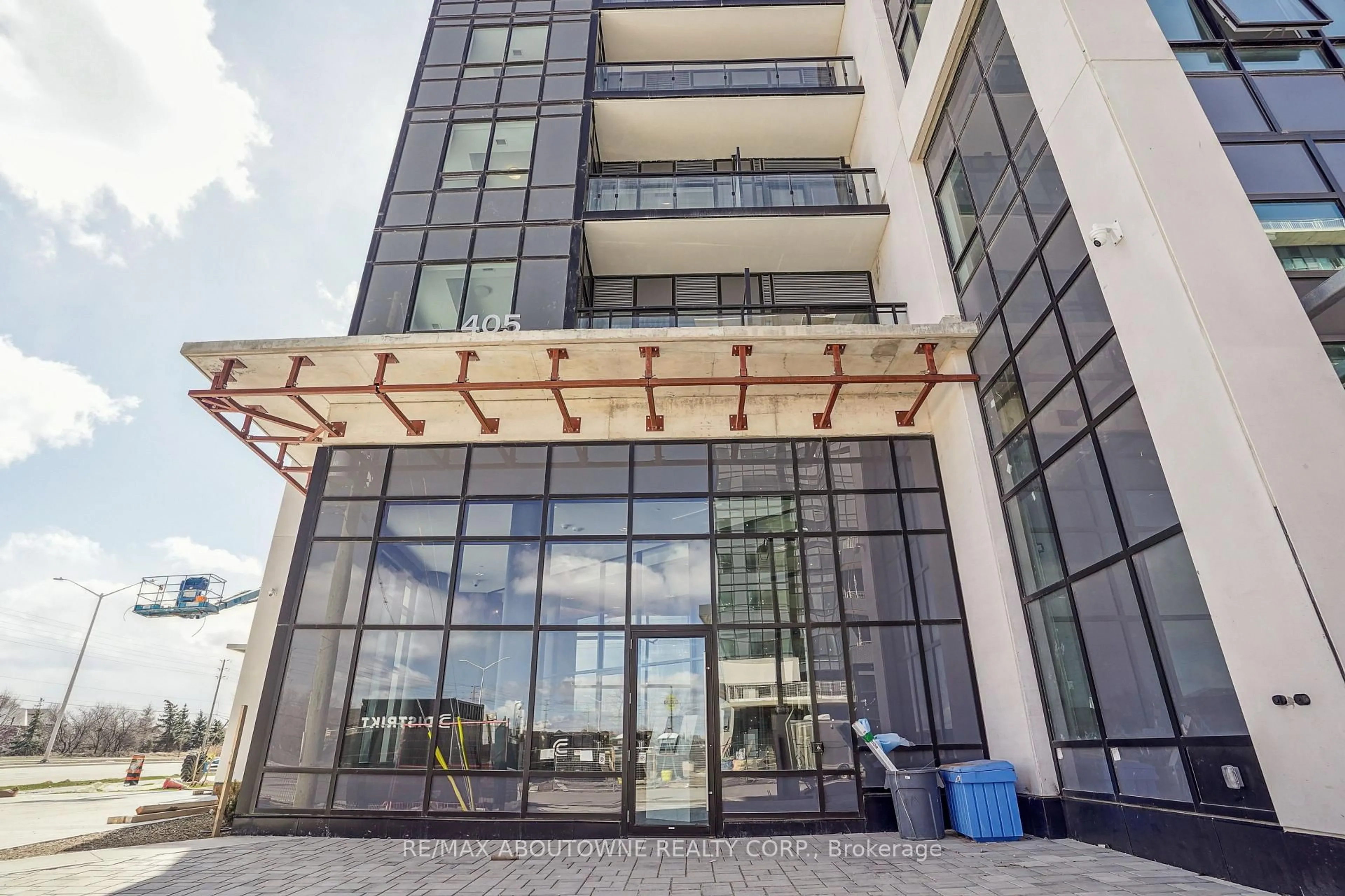 Indoor foyer for 405 Dundas St #707, Oakville Ontario L6M 4P9