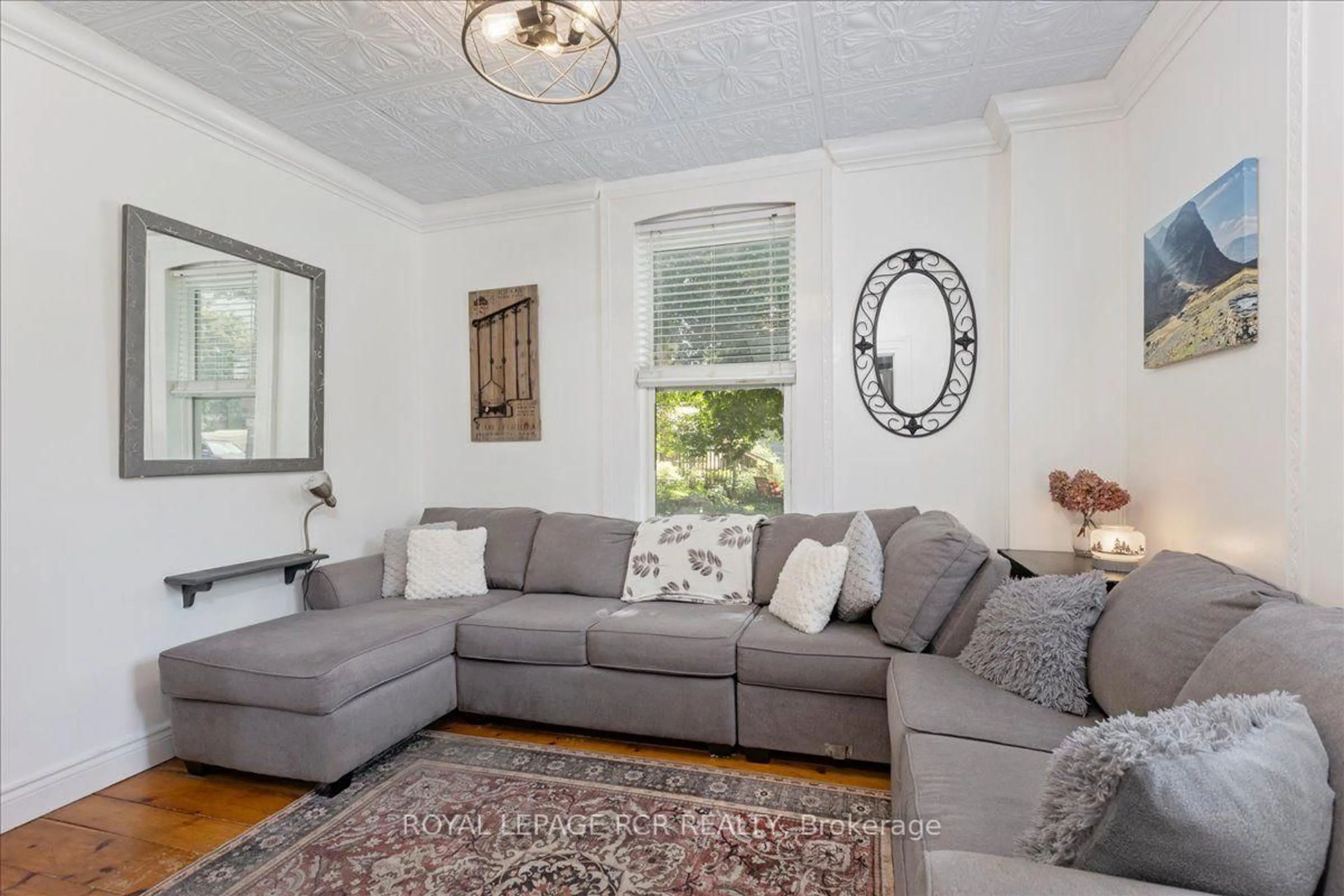 Living room with furniture, unknown for 93 Mill St, Orangeville Ontario L9W 2M9