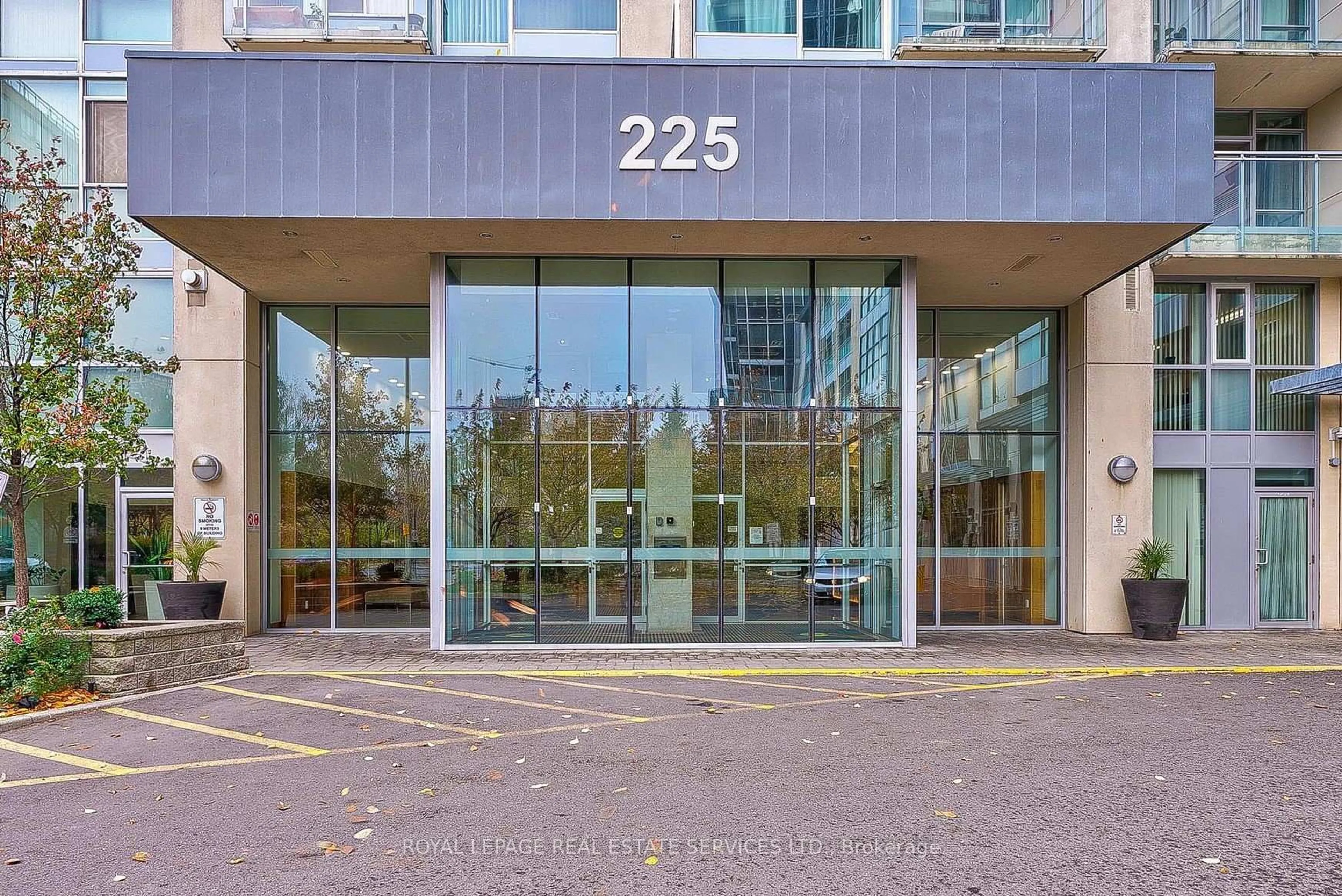Indoor foyer for 225 Webb Dr #1008, Mississauga Ontario L5B 4P2
