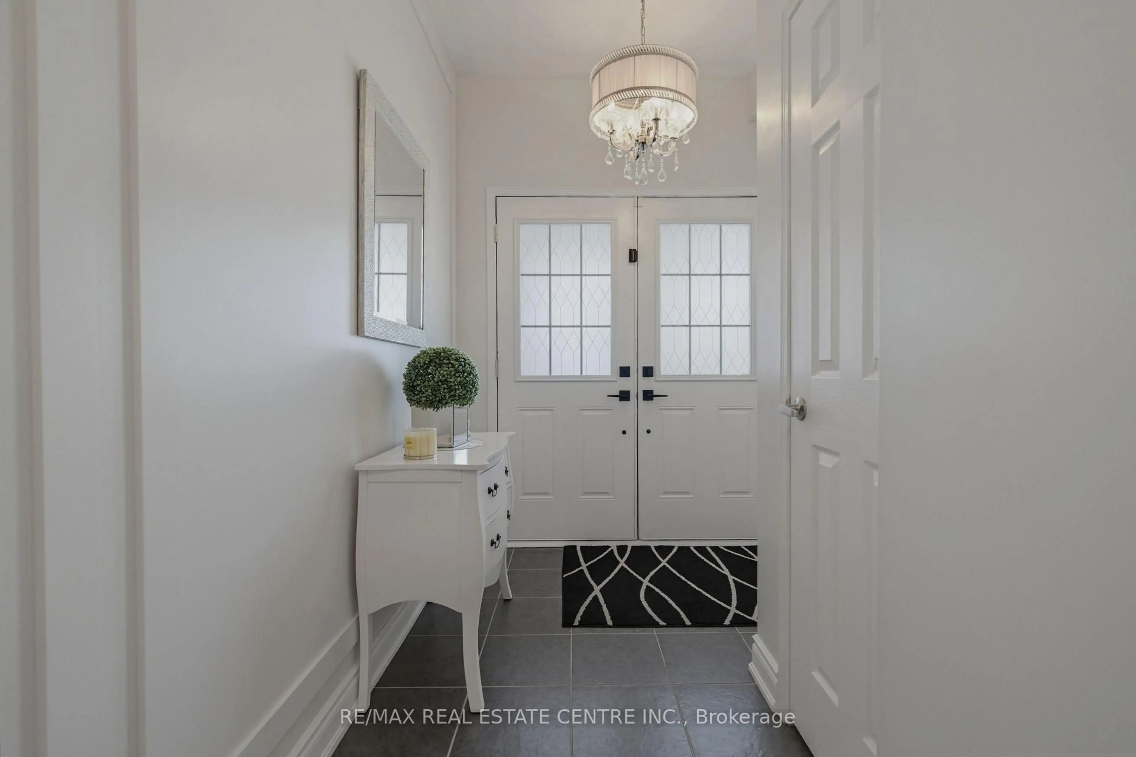 Indoor entryway for 16 Gulfbrook Circ, Brampton Ontario L6Z 0G4
