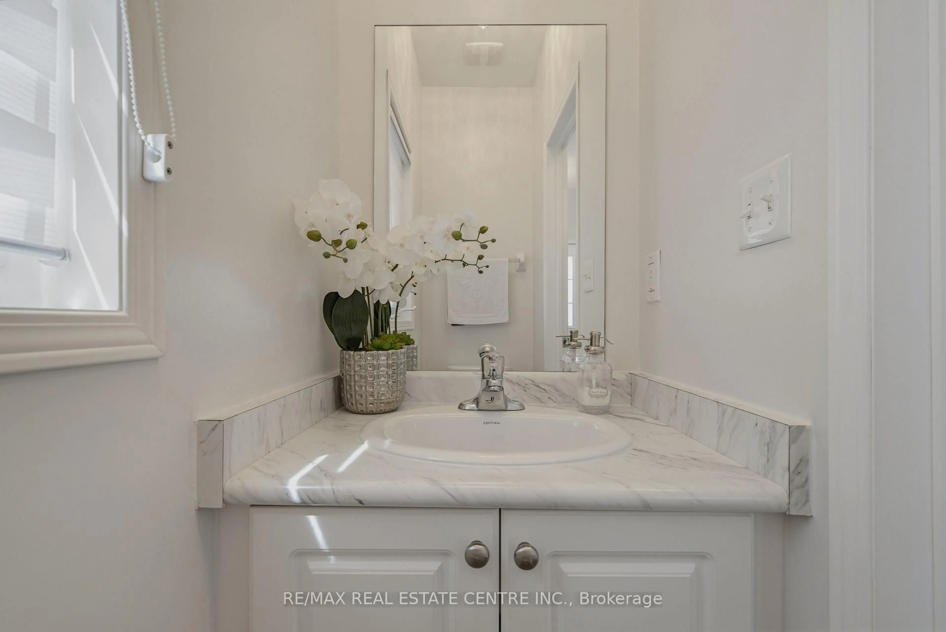 Contemporary bathroom, ceramic/tile floor for 16 Gulfbrook Circ, Brampton Ontario L6Z 0G4