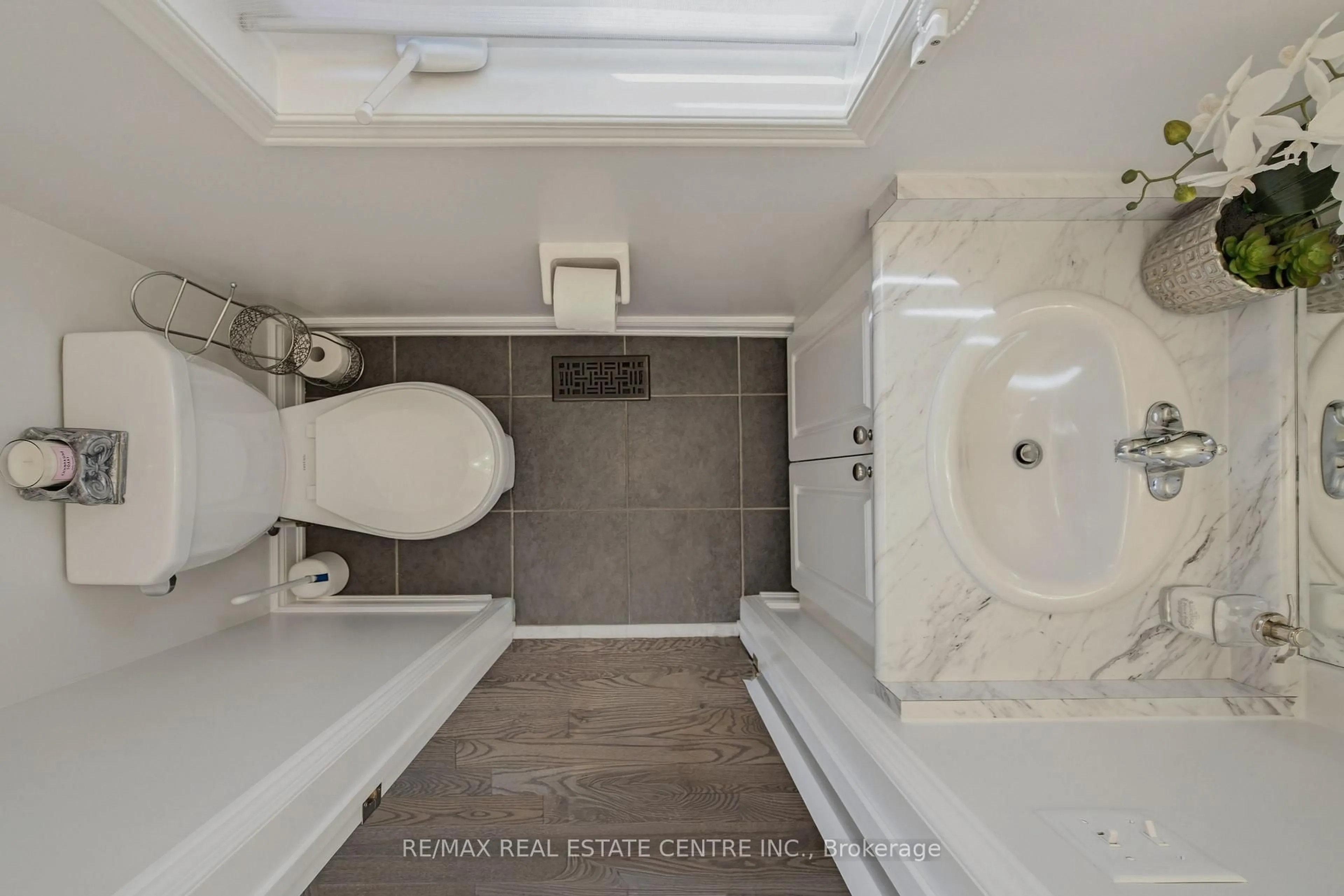 Standard bathroom, ceramic/tile floor for 16 Gulfbrook Circ, Brampton Ontario L6Z 0G4