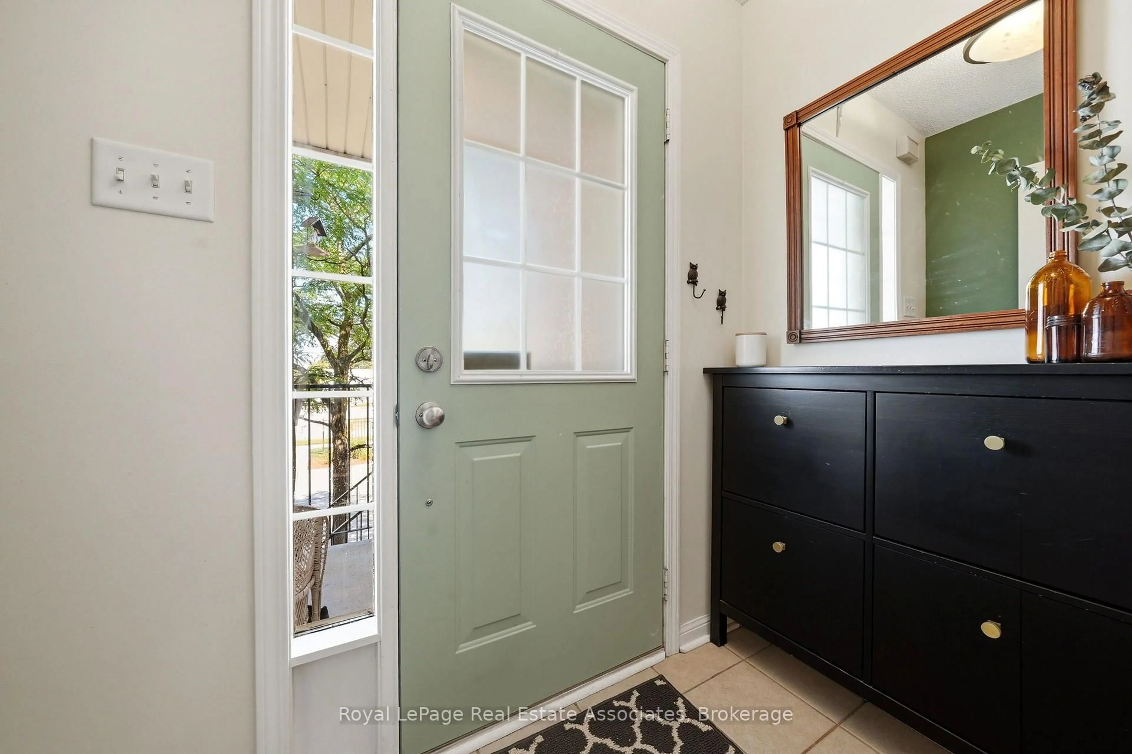 Indoor entryway for 25 Seed House Lane, Halton Hills Ontario L7G 6K2