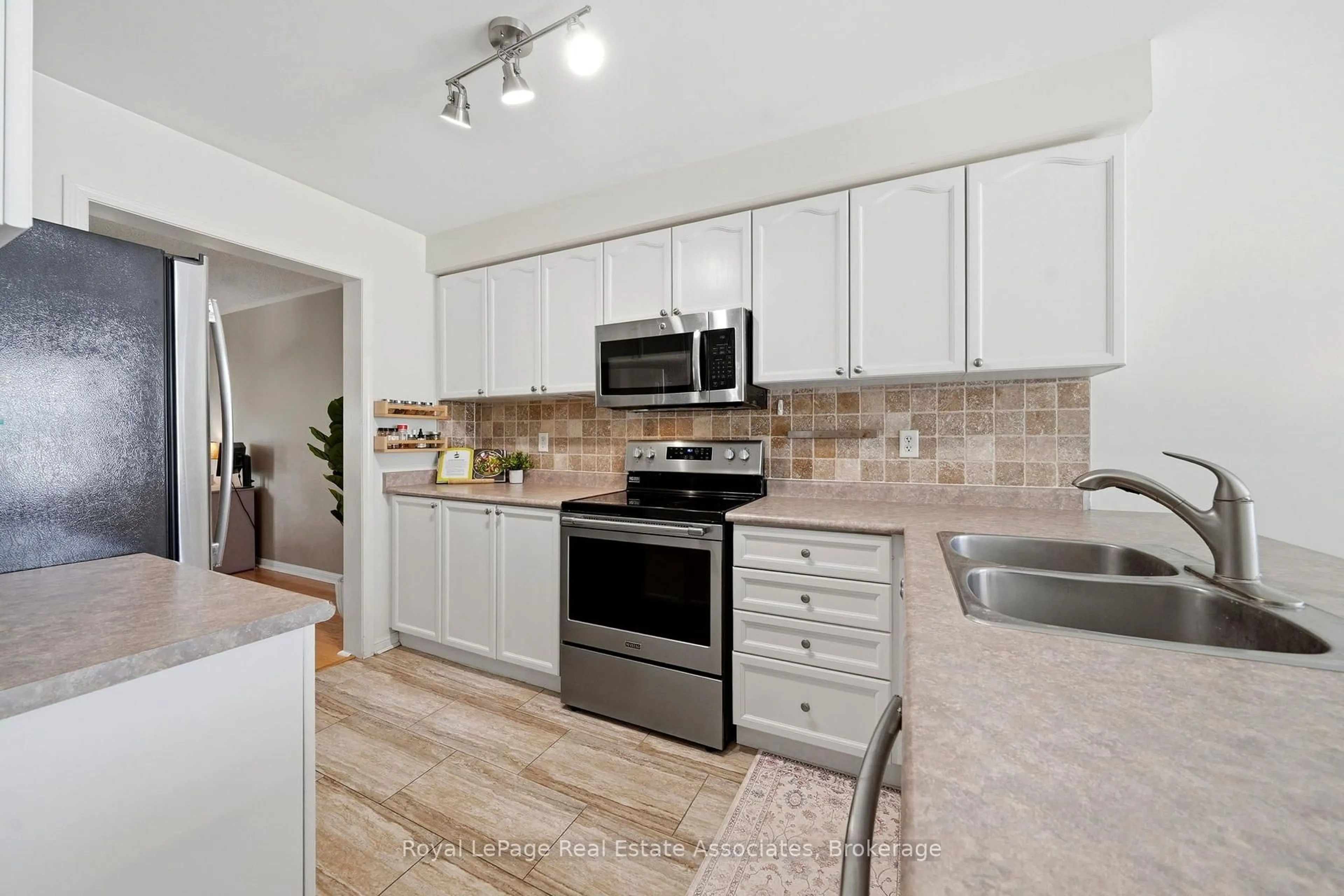 Open concept kitchen, ceramic/tile floor for 25 Seed House Lane, Halton Hills Ontario L7G 6K2