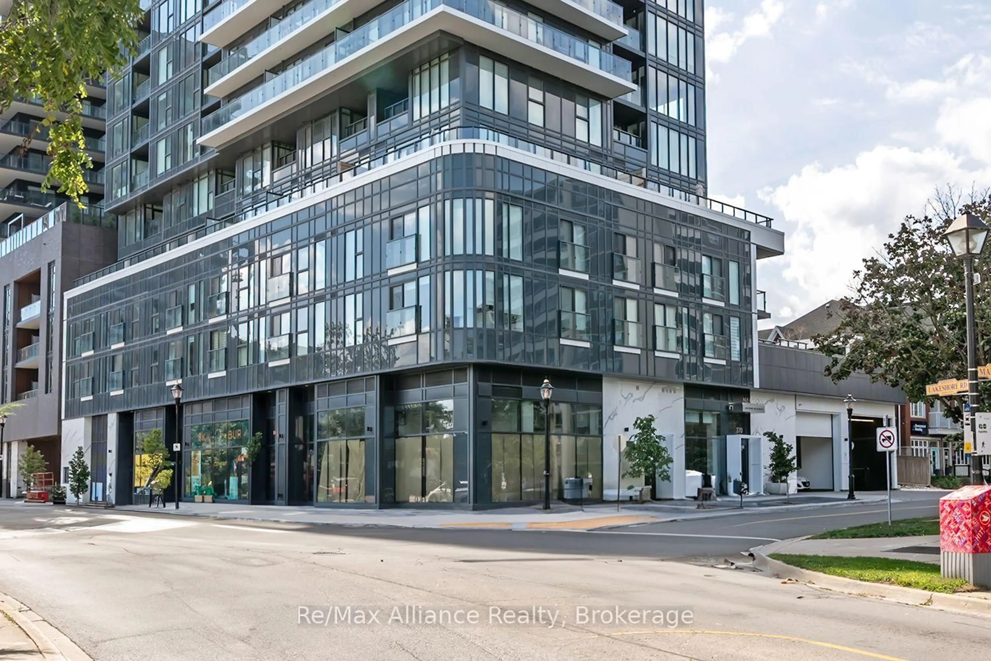 Indoor foyer for 370 Martha St #309, Burlington Ontario L7R 0G9