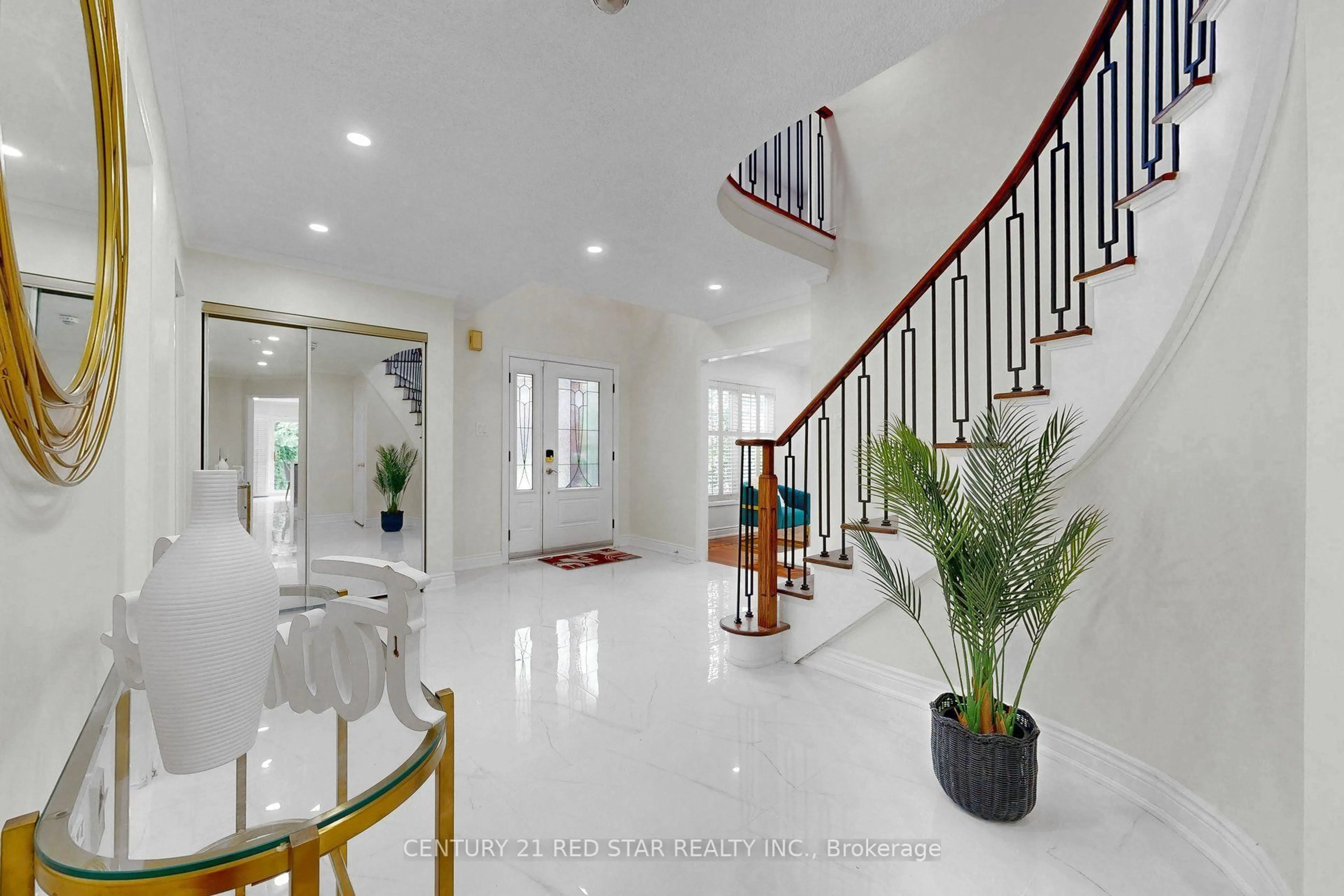 Indoor foyer for 1082 Haydonbridge Crt, Mississauga Ontario L5V 1J4