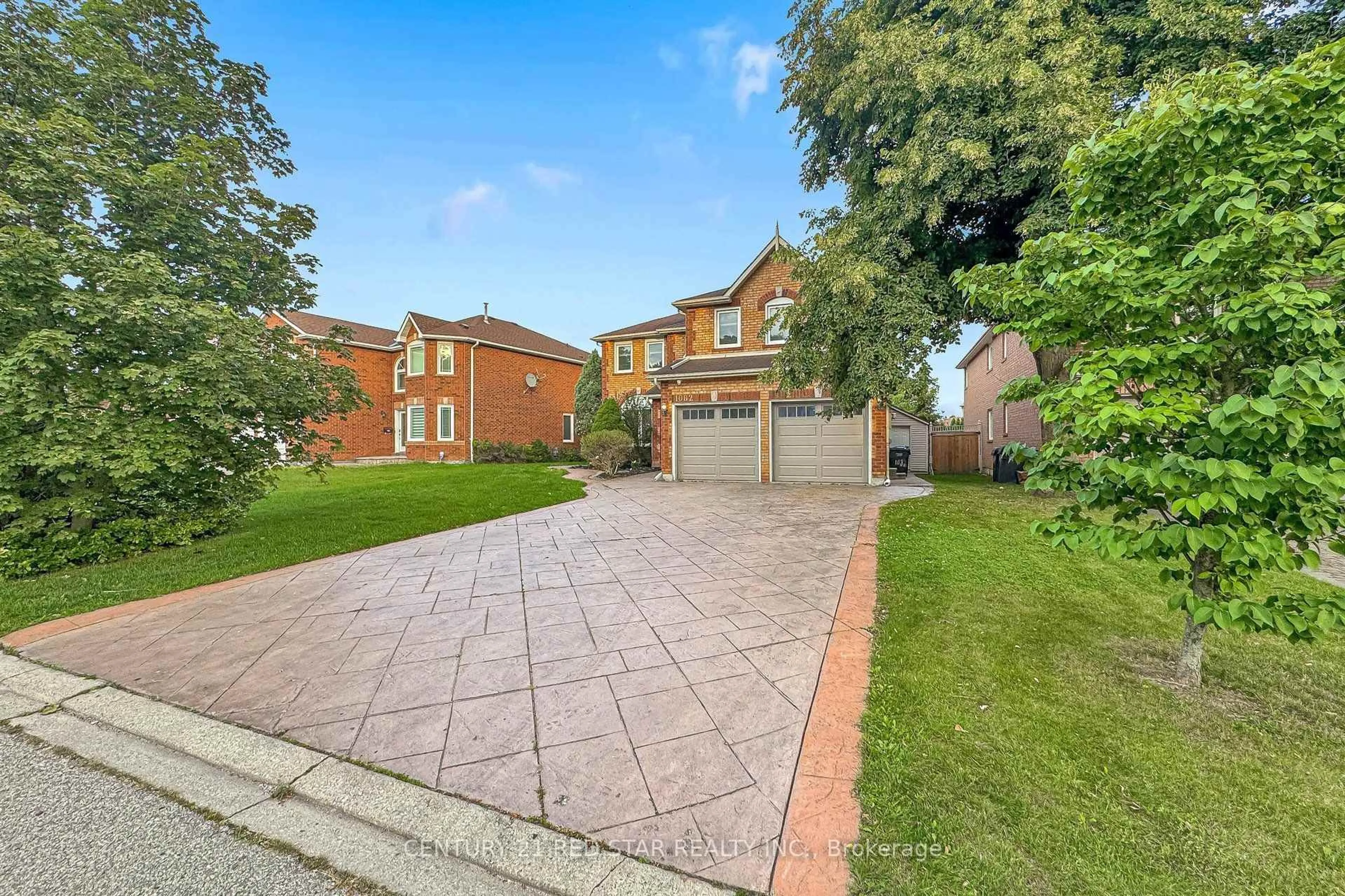 A pic from outside/outdoor area/front of a property/back of a property/a pic from drone, street for 1082 Haydonbridge Crt, Mississauga Ontario L5V 1J4