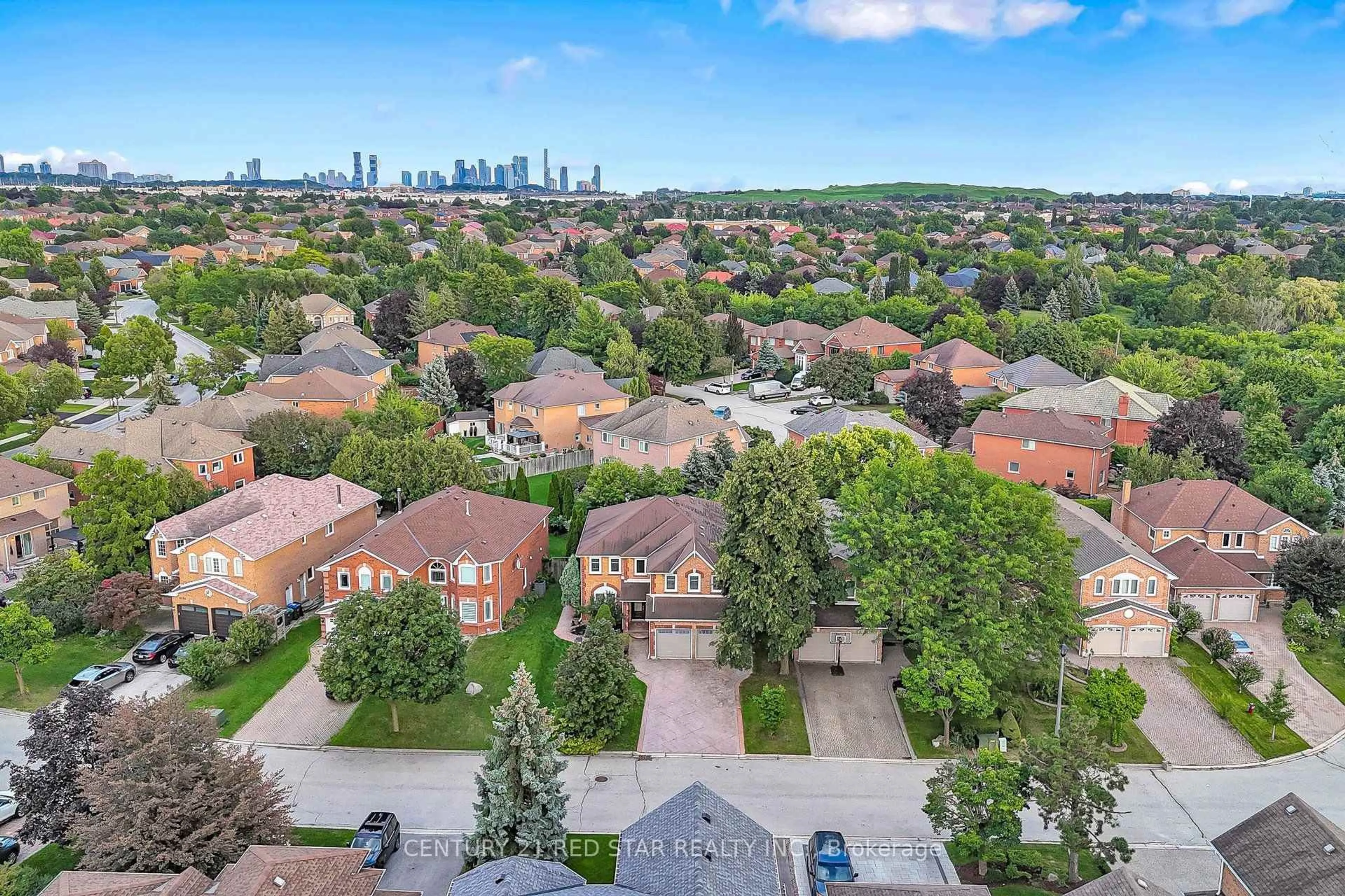 A pic from outside/outdoor area/front of a property/back of a property/a pic from drone, city buildings view from balcony for 1082 Haydonbridge Crt, Mississauga Ontario L5V 1J4
